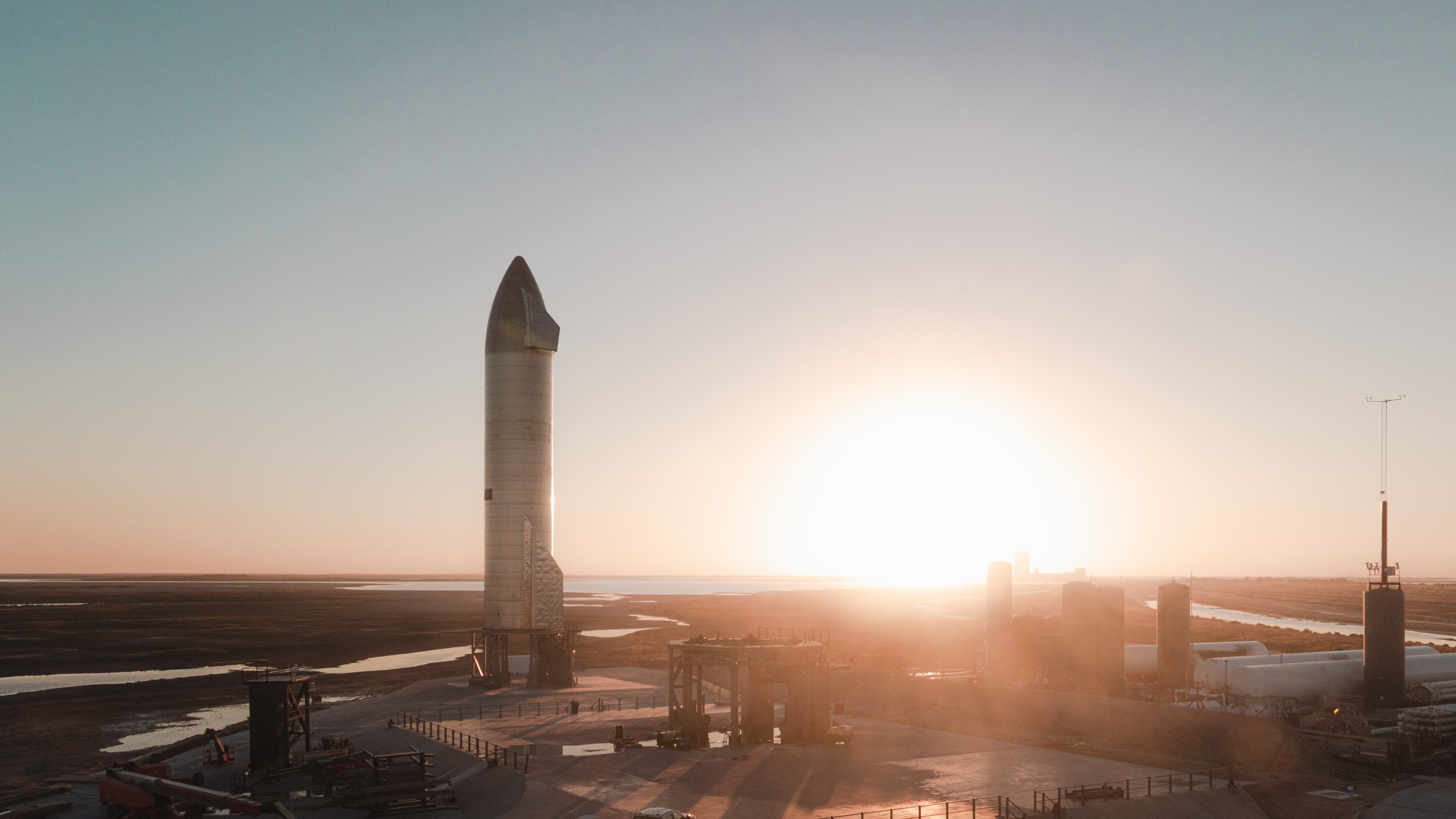 Prototyp Starship SN9 na platformie startowej (Źródło: SpaceX)