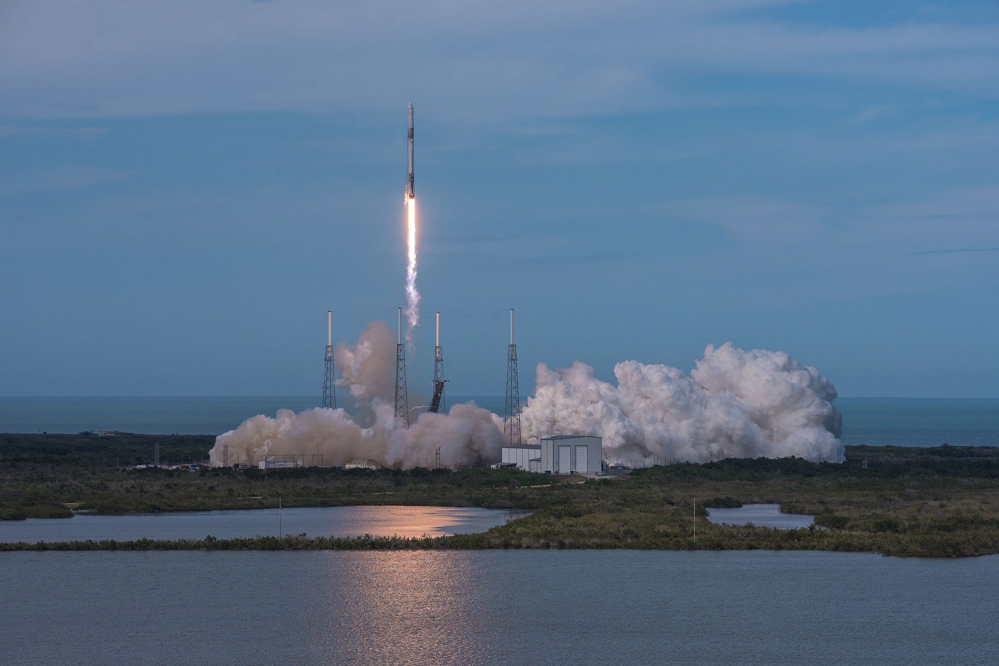 Falcon 9 podczas startu z misją CRS-14 (Źródło: SpaceX)