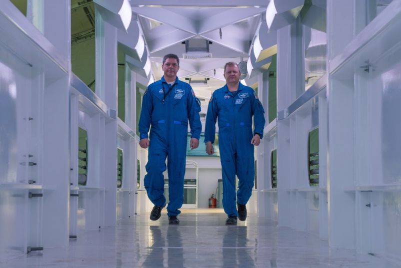 CAA, ramię dostępowe dla załogi (Źródło: SpaceX)