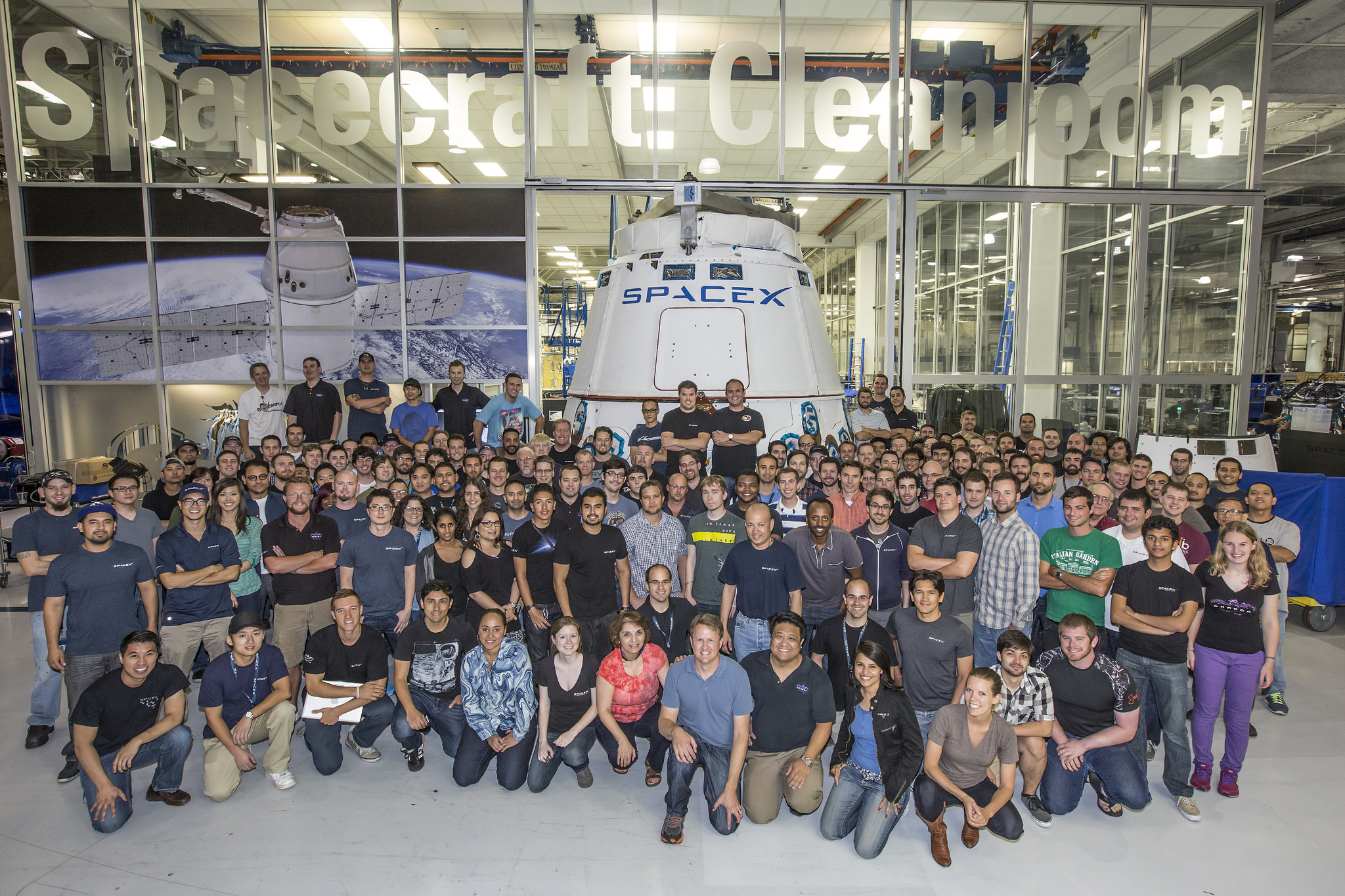 Pracownicy SpaceX w siedzibie firmy (Źródło: SpaceX)