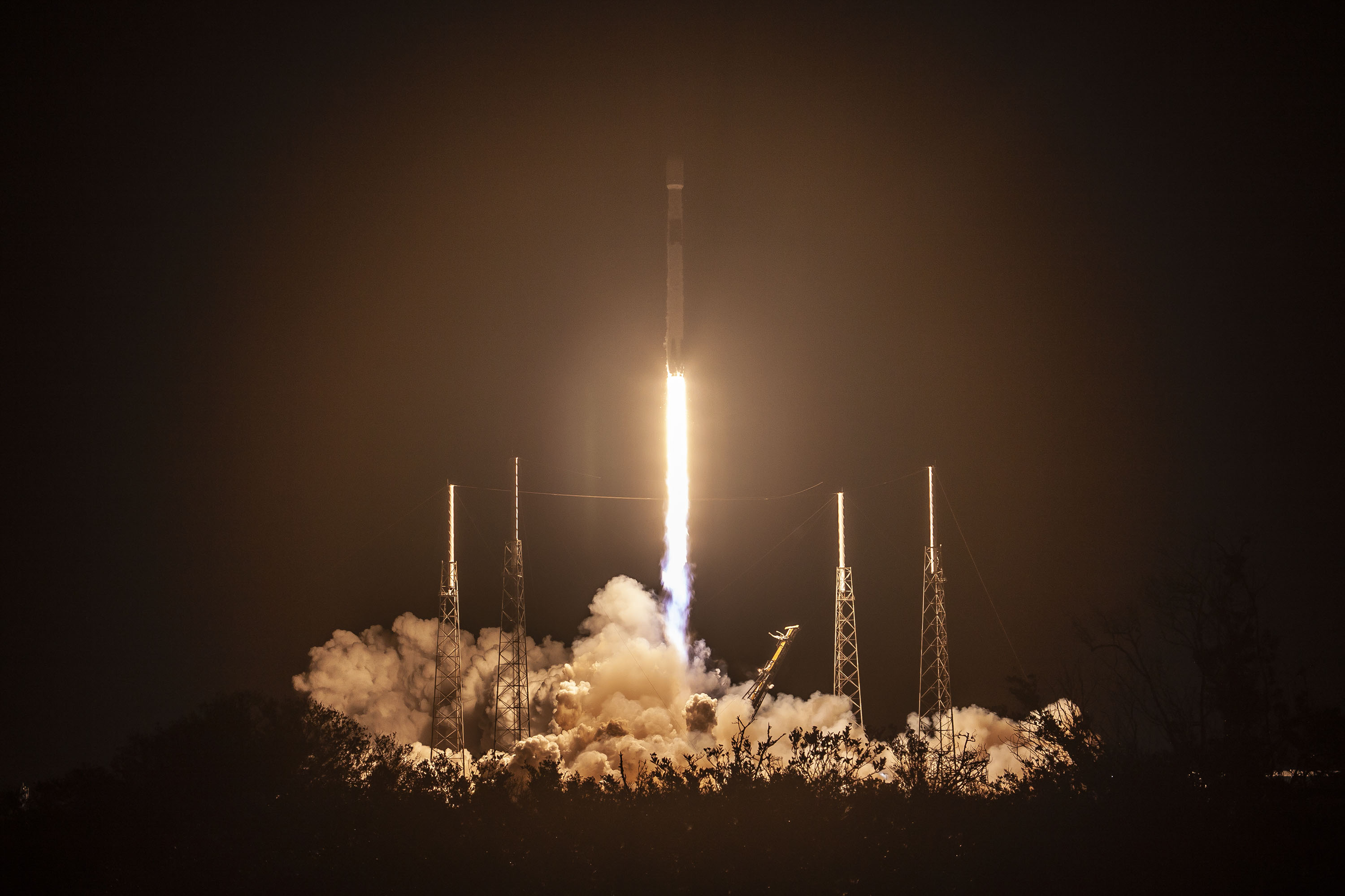 Start rakiety Falcon 9 z misją Telstar 18 VANTAGE (Źródło: SpaceX)