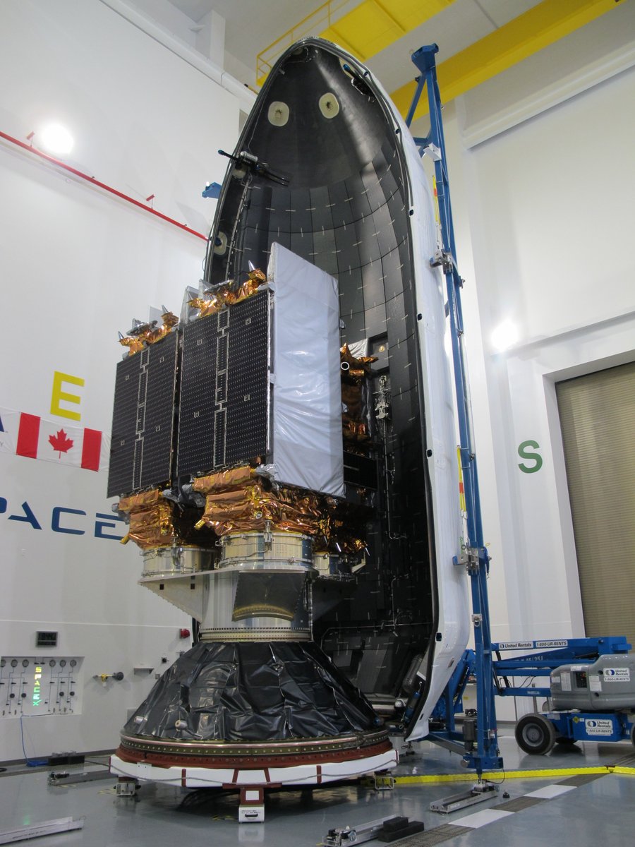 Satelity konstelacji RADARSAT podczas zamykania ich w osłonie ładunku (Źródło: CSA/SpaceX)