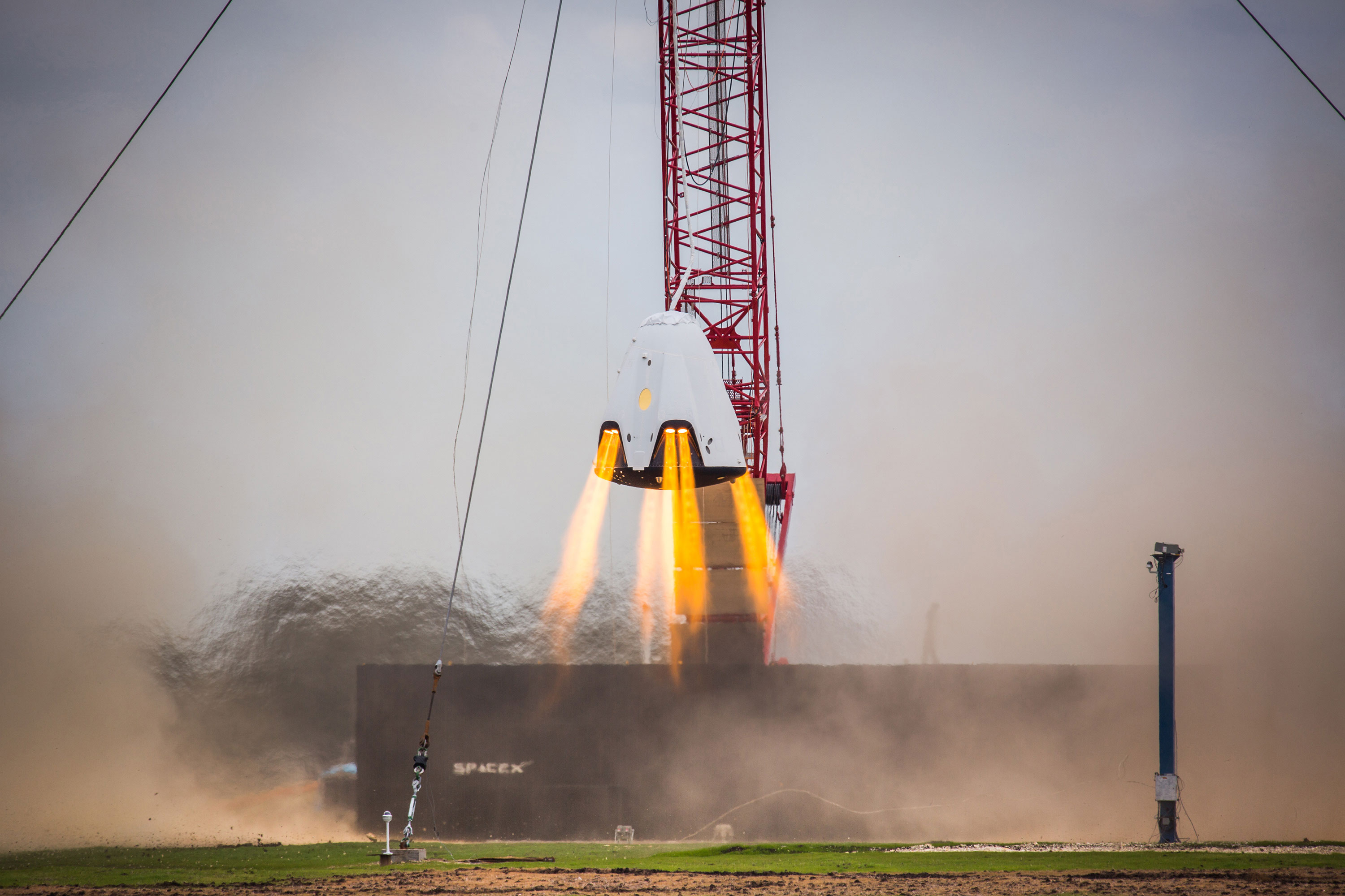 Test zawisu załogowej kapsuły Dragon przeprowadzony w styczniu 2016 roku (Źródło: SpaceX)