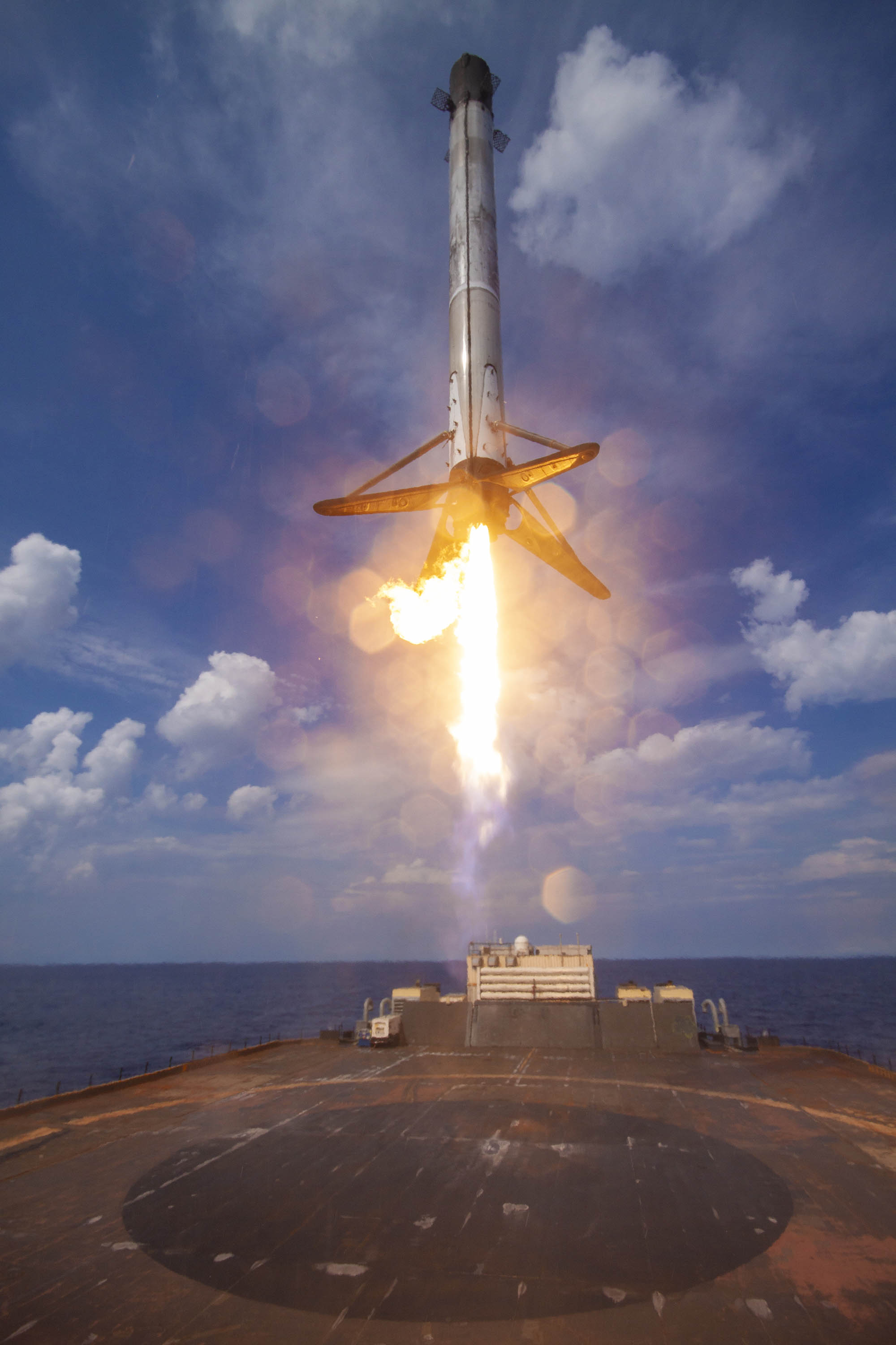 Lądowanie pierwszego stopnia rakiety Falcon 9 po misji GPS III SV03 (Źródło: SpaceX)