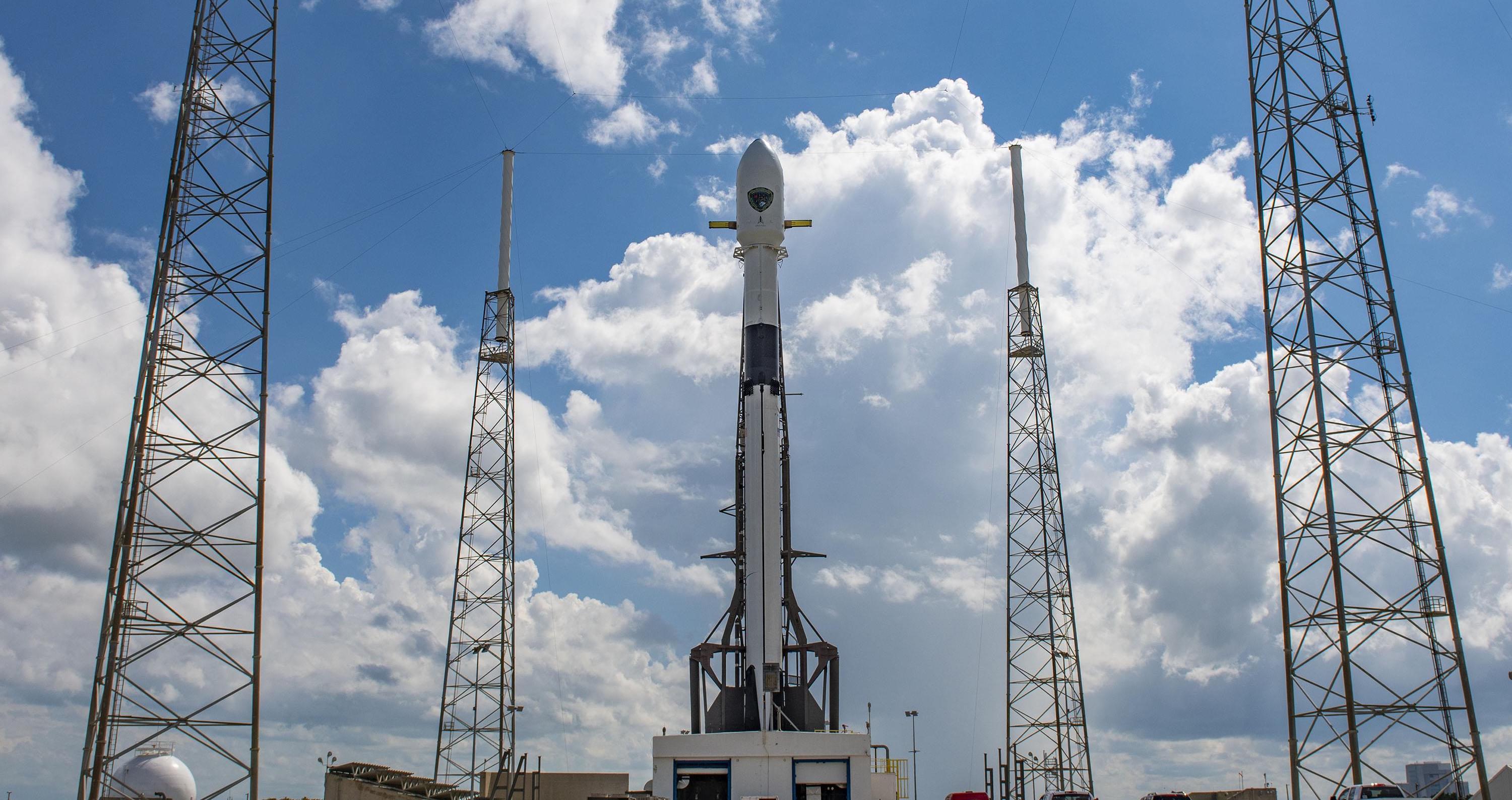 Falcon 9 na platformie startowej przed misją GPS III SV04 (Źródło: SpaceX)