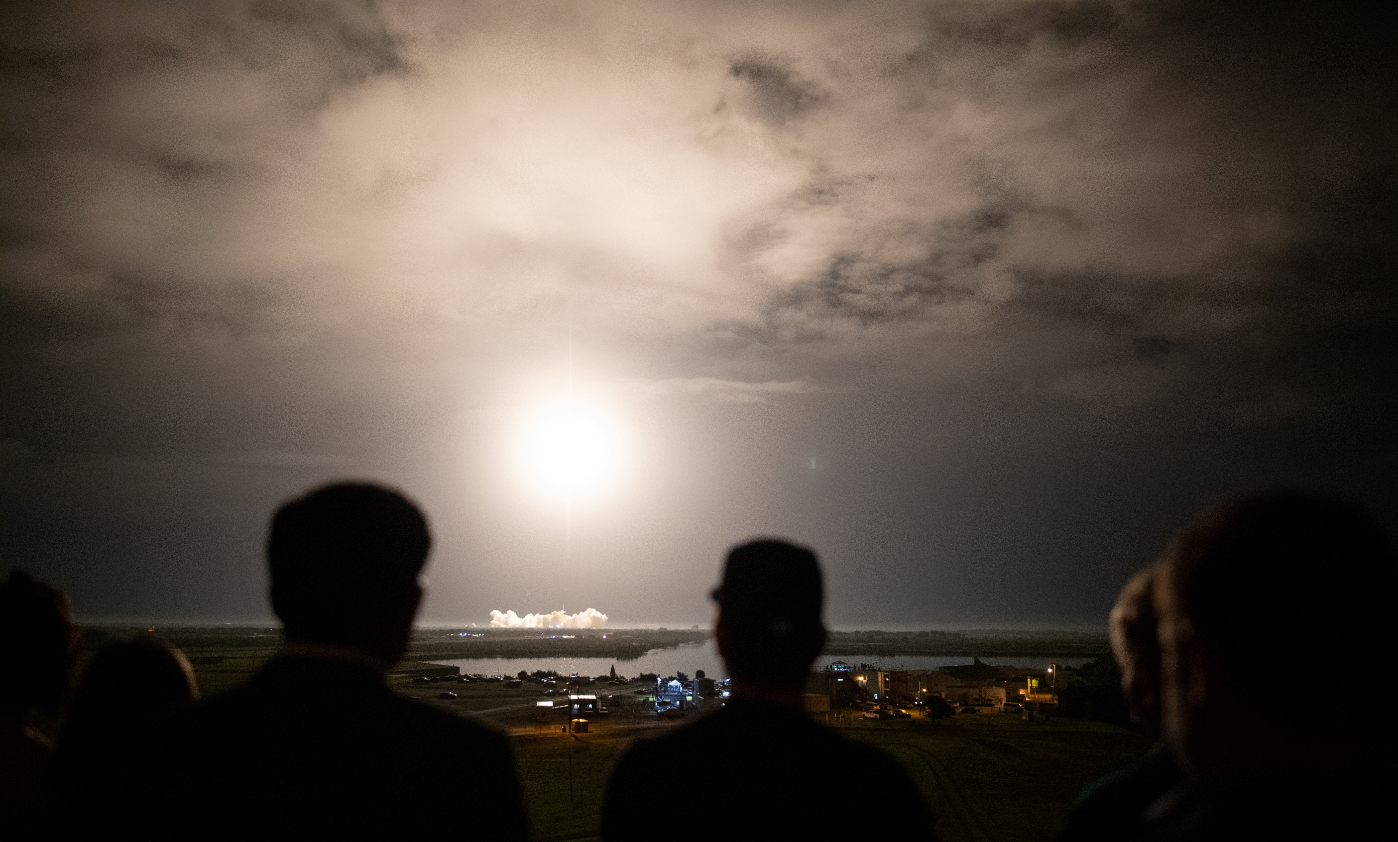 Start rakiety Falcon 9 z misją Crew-3 (Źródło: NASA/Joel Kowsky)