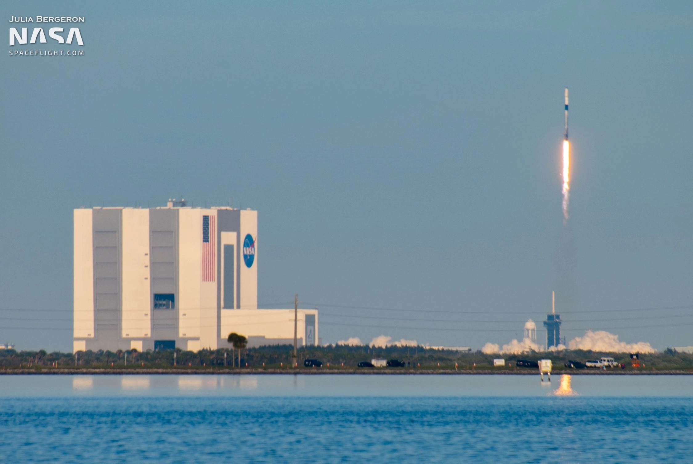 Start rakiety Falcon 9 z misją Starlink Group 4-5 (Źródło: Julia Bergeron dla NSF, NASASpaceFlight.com)
