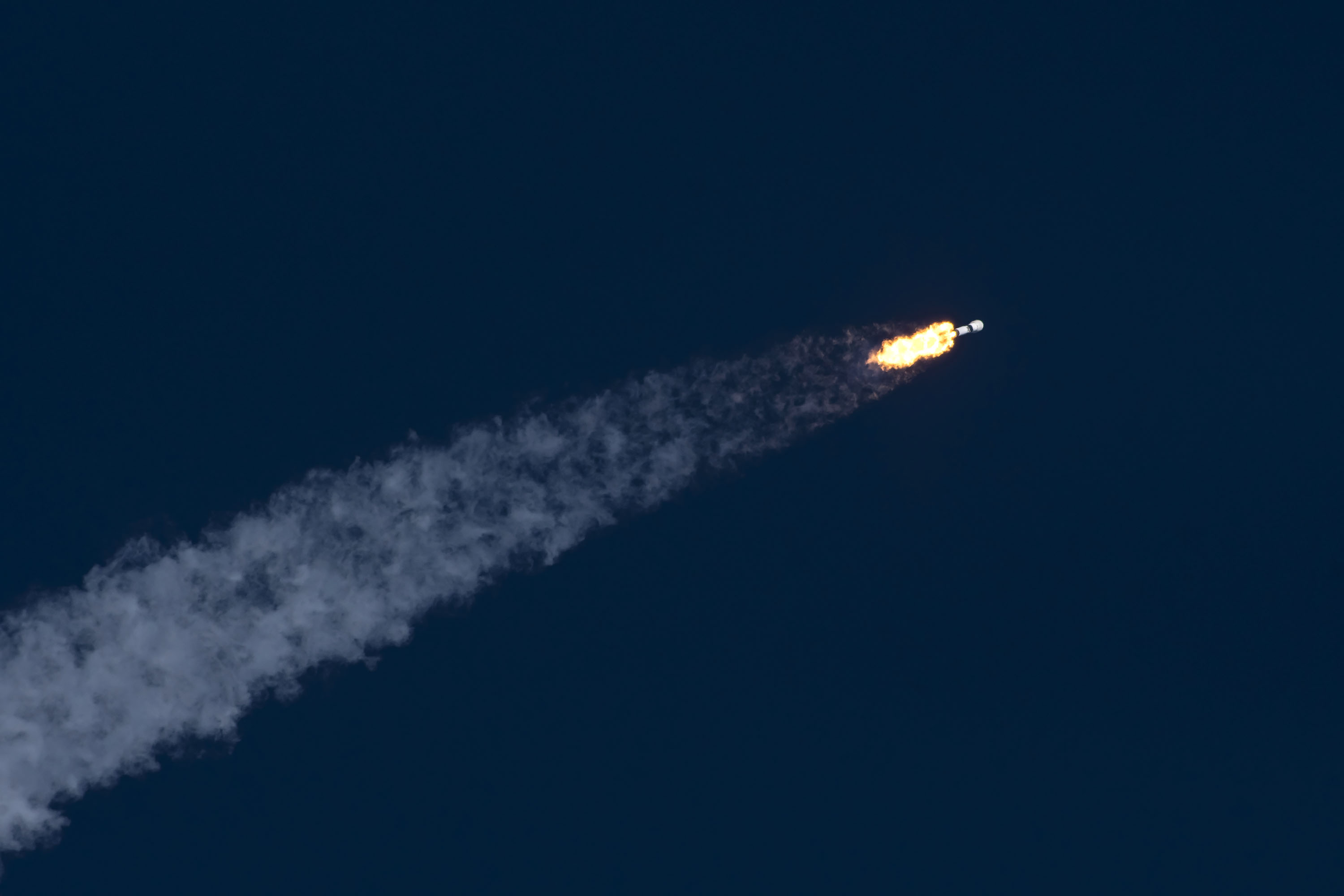 Start rakiety Falcon 9 z misją Starlink Group 4-5 (Źródło: SpaceX)