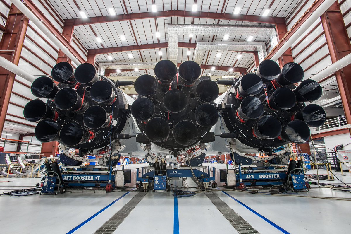 Falcon Heavy w hangarze (Źródło: SpaceX)