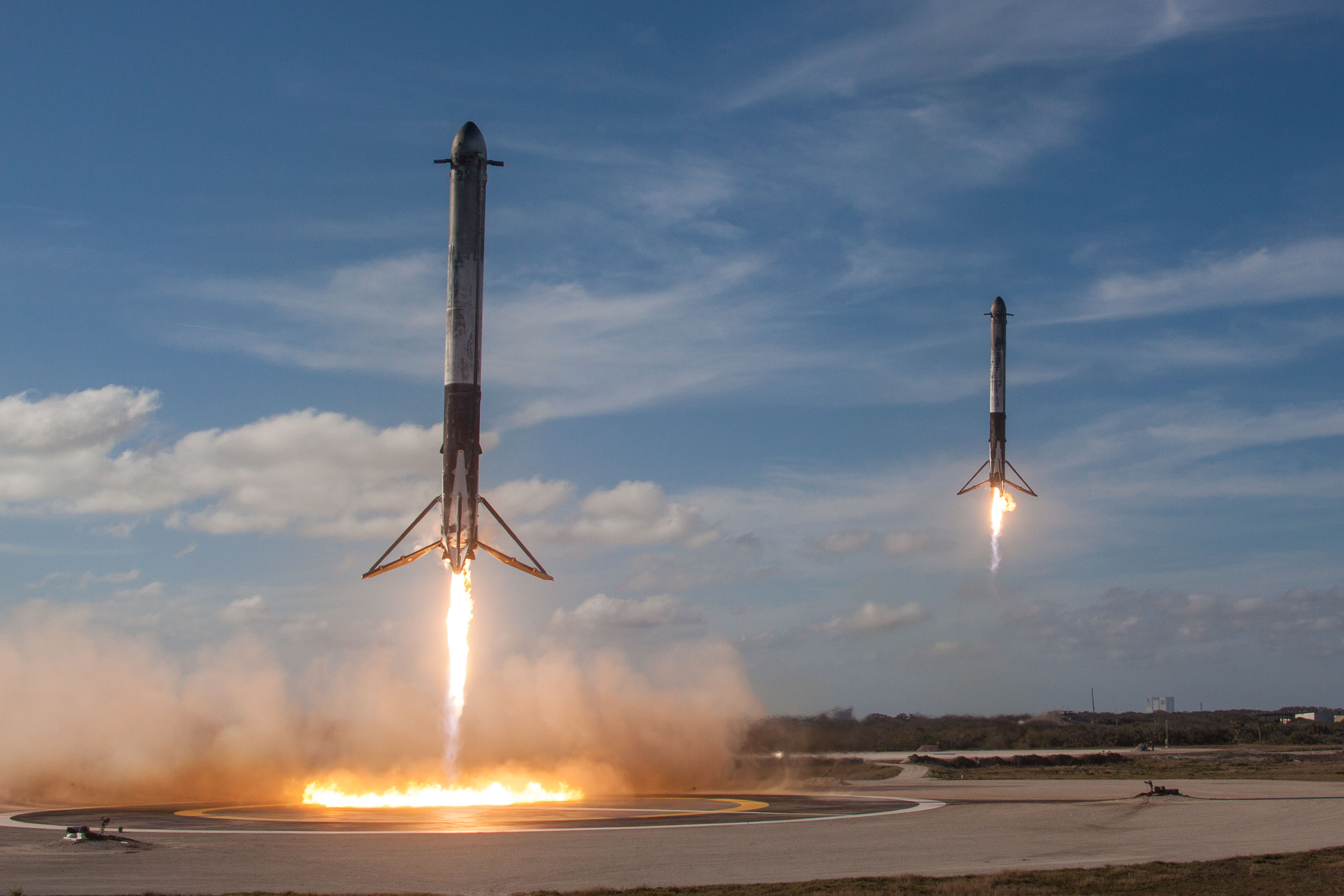 Dwa boczne boostery Falcona Heavy podczas lądowania na platformach Landing Zone 1 i Landing Zone 2 (Źródło: SpaceX)