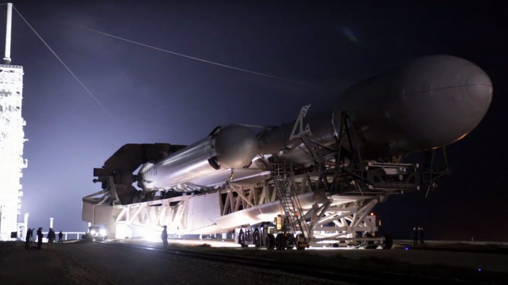 W pełni zintegrowany Falcon Heavy w drodze na platformę startową LC-39A (Źródło: SpaceX)