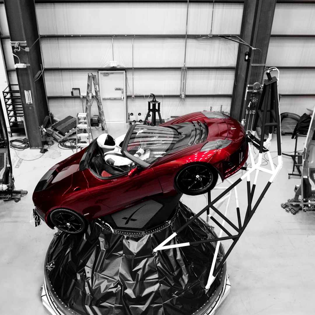 Samochód Tesla Roadster zamontowany na adapterze ładunku rakiety Falcon Heavy. (Zdjęcie: Elon Musk, Instagram)