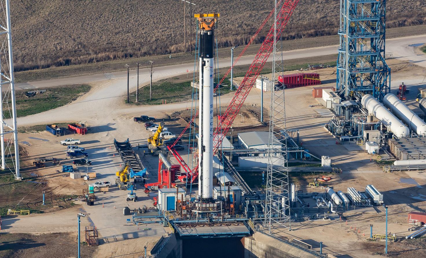 Pierwszy booster w wersji Block 5 podczas testów w ośrodku testowym SpaceX w Teksasie (Źródło: Gary Blair dla NSF/L2, NASASpaceFlight.com)