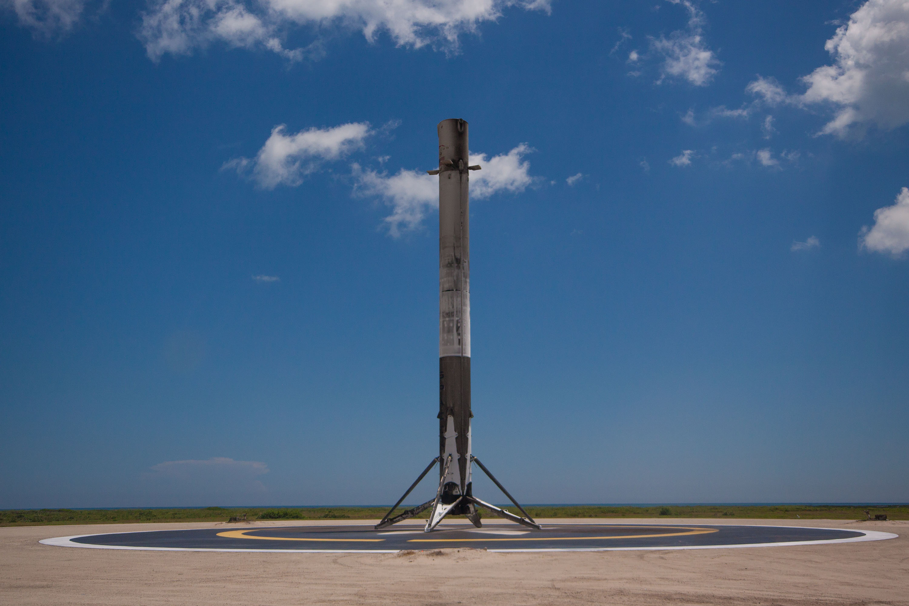 Pierwszy stopień Falcona 9 na Landing Zone 1 po lądowaniu w trakcie misji CRS-12, 14 sierpnia 2017 roku (Źródło: SpaceX)