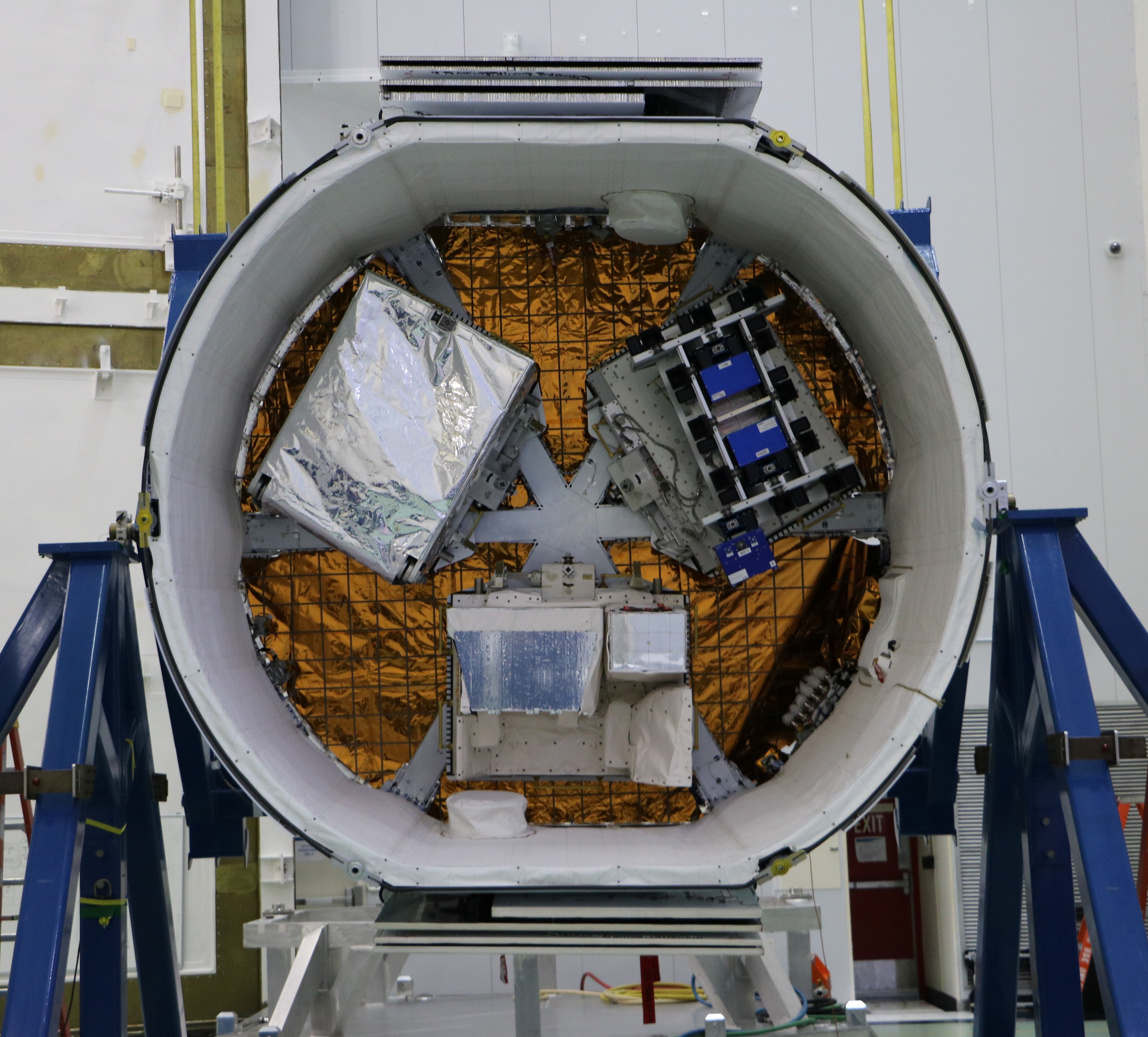 Ładunek w bagażniku kapsuły Dragon przed misją CRS-14 (Źródło: ESA)