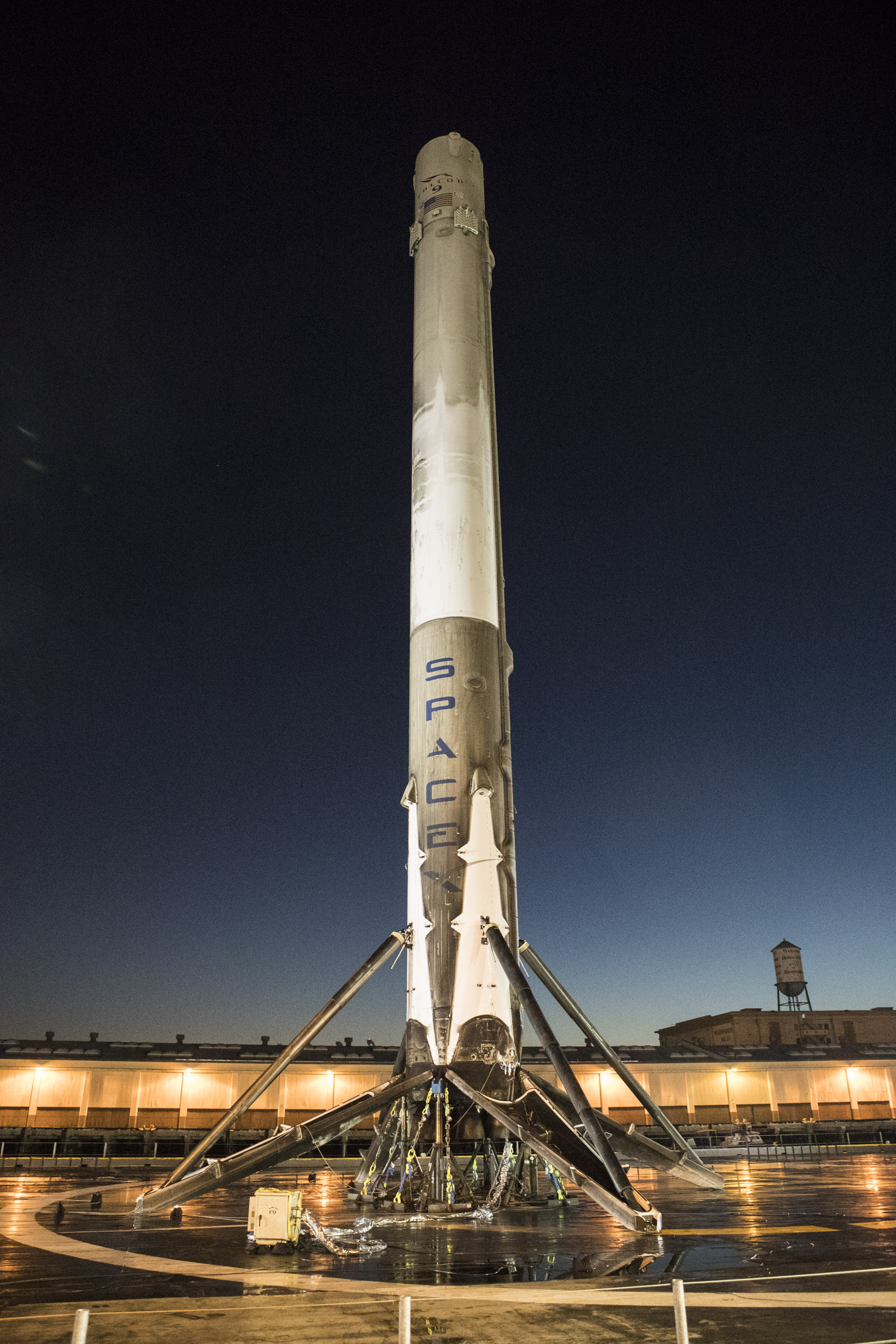 Pierwszy stopień Falcona 9 w Porcie Los Angeles na autonomicznej barce JRTI po misji Iridium-1 (Źródło: SpaceX)