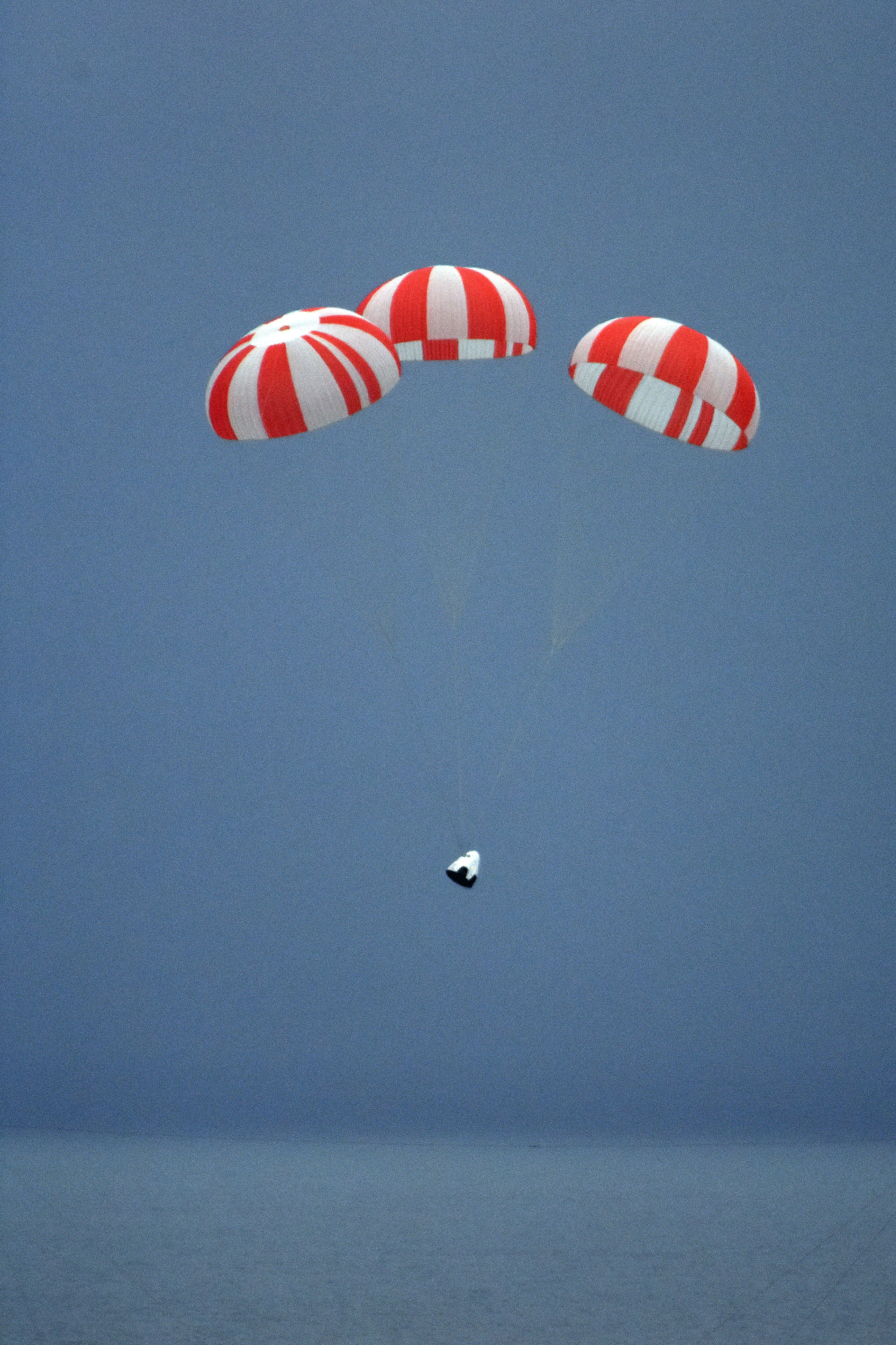 Lądowanie kapsuły Dragon 2 po teście systemu ewakuacji z platformy startowej (Źródło: SpaceX)