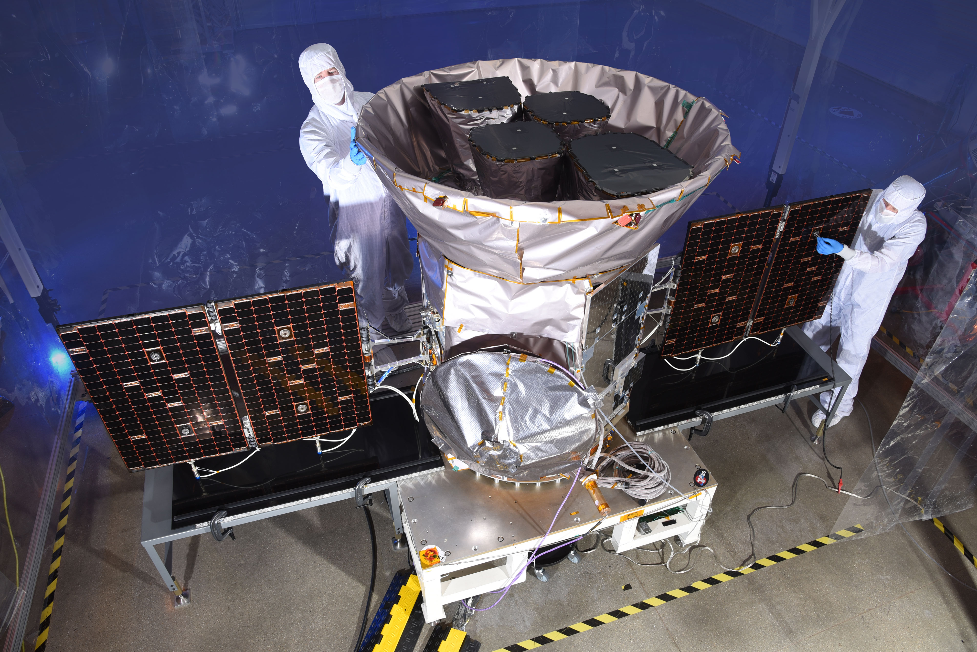TESS podczas przygotowań do startu (Źródło: NASA)
