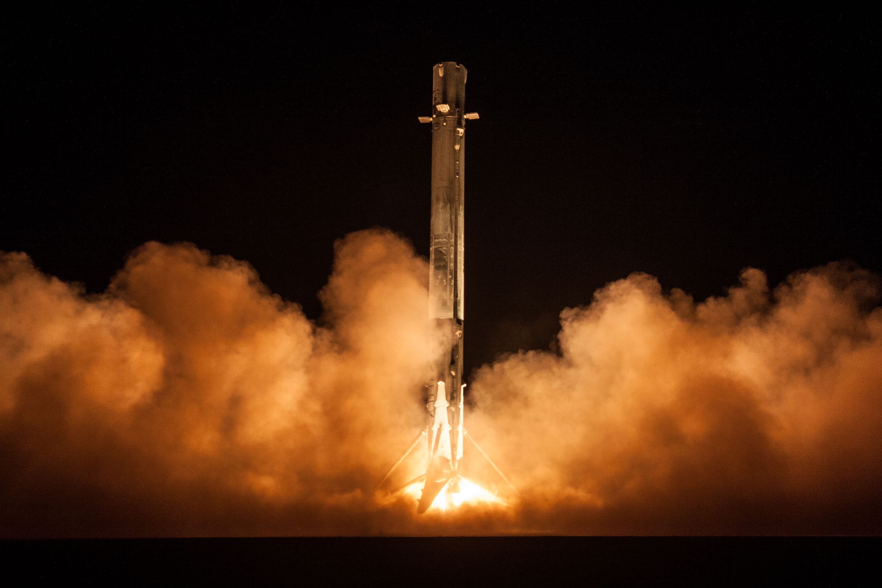 Lądowanie boostera Falcona 9 po misji Zuma (Źródło: SpaceX)