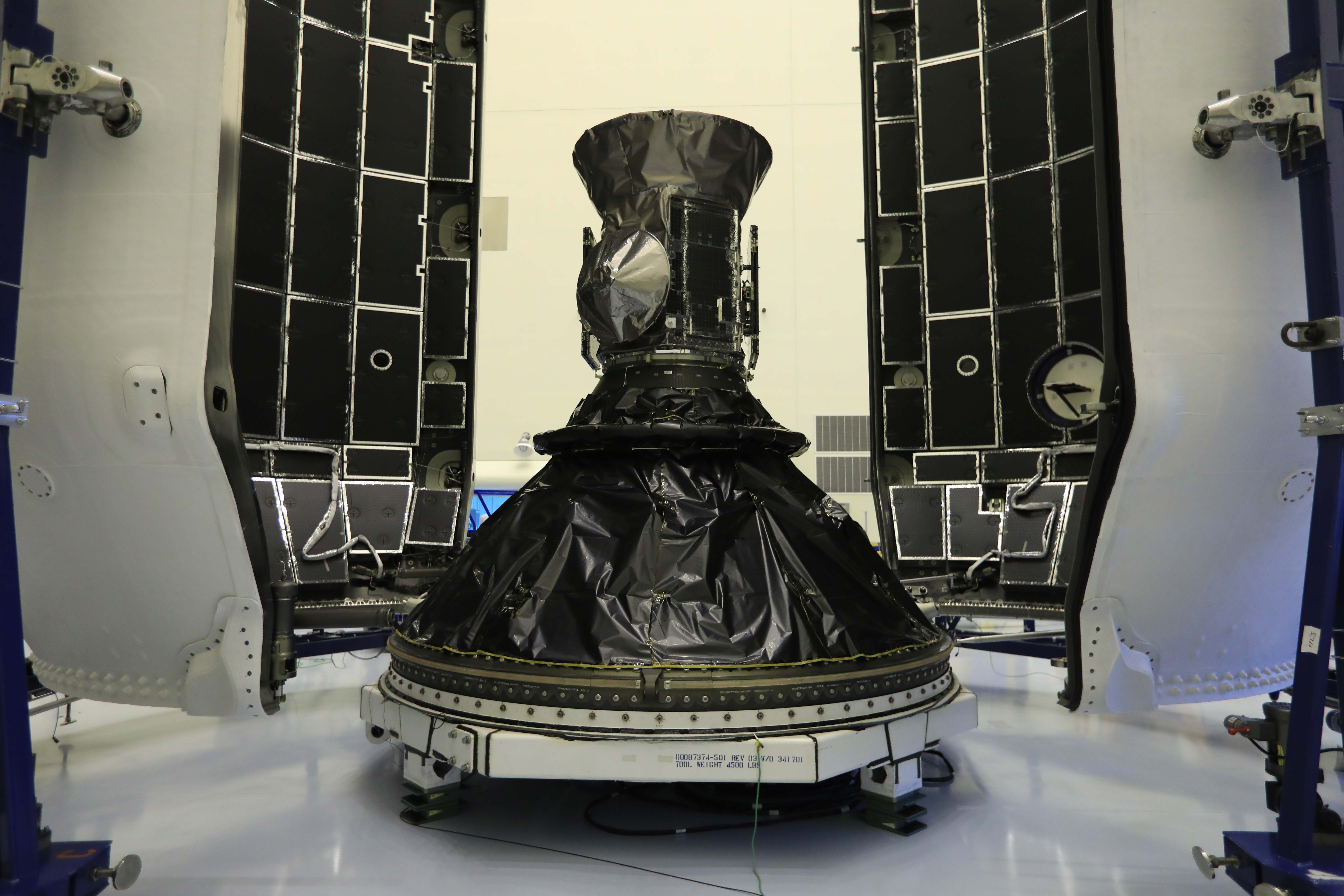 Satelita TESS zamontowany na adapterze przed zamknięciem w osłonach ładunku (Źródło: Kennedy Space Center)
