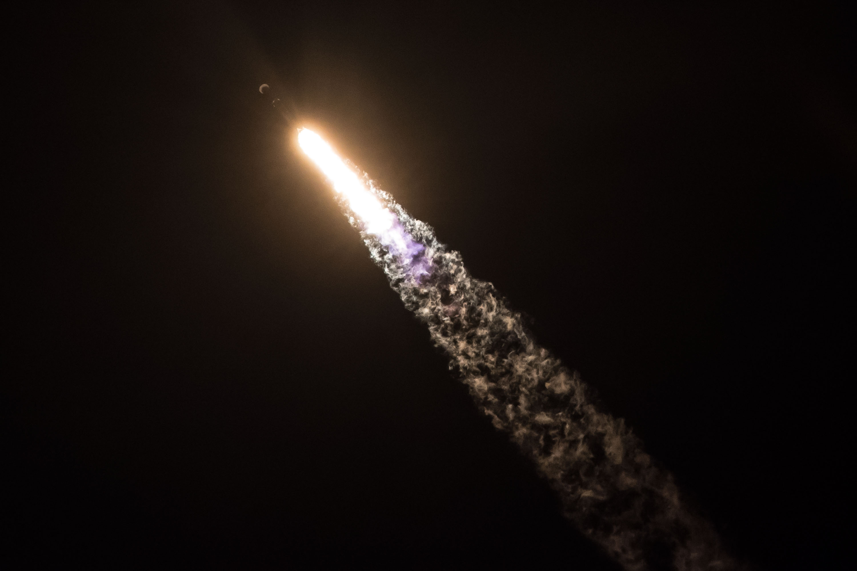 Start rakiety Falcon 9 z misją Zuma (Źródło: SpaceX)