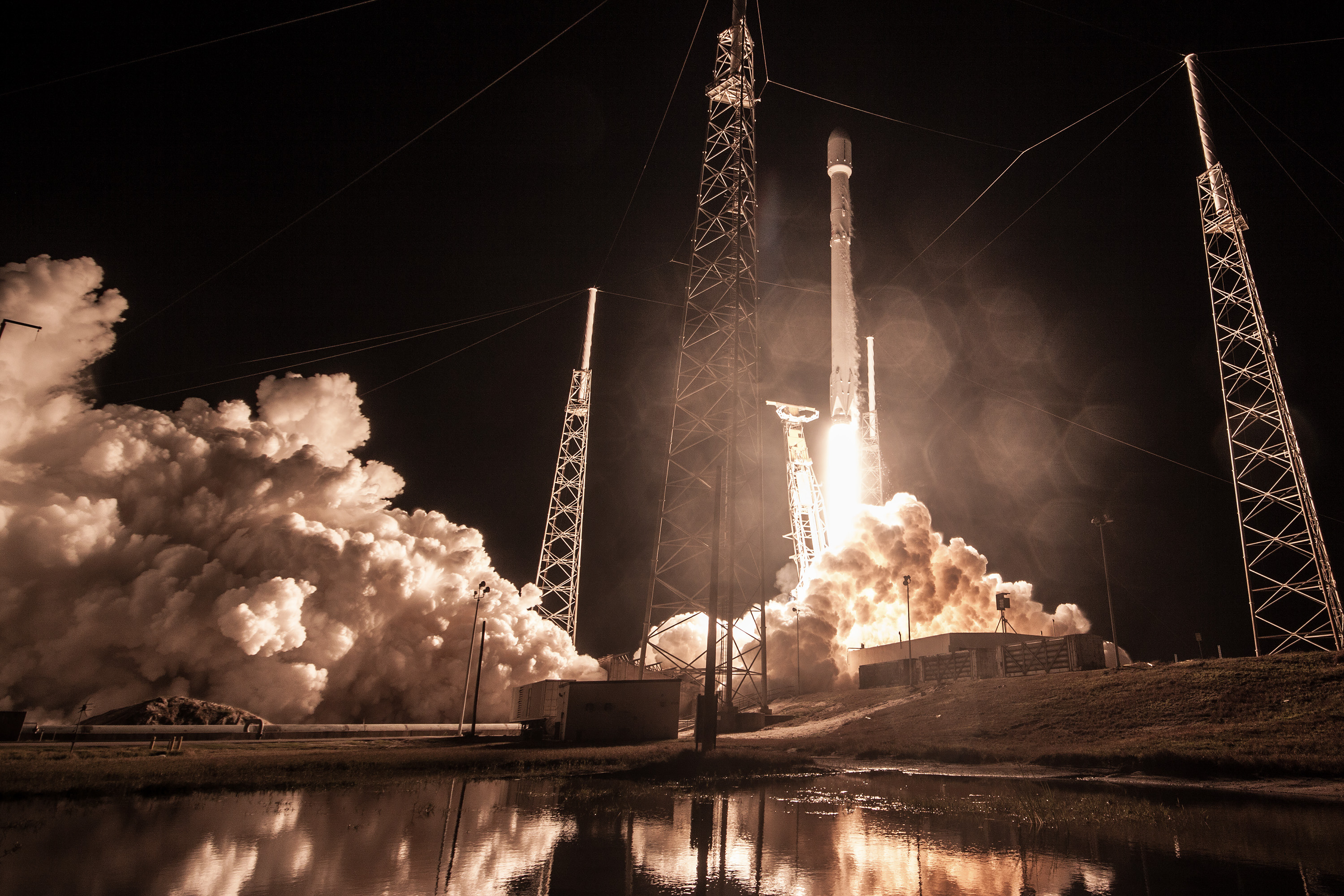 Start rakiety Falcon 9 z misją Zuma (Źródło: SpaceX)
