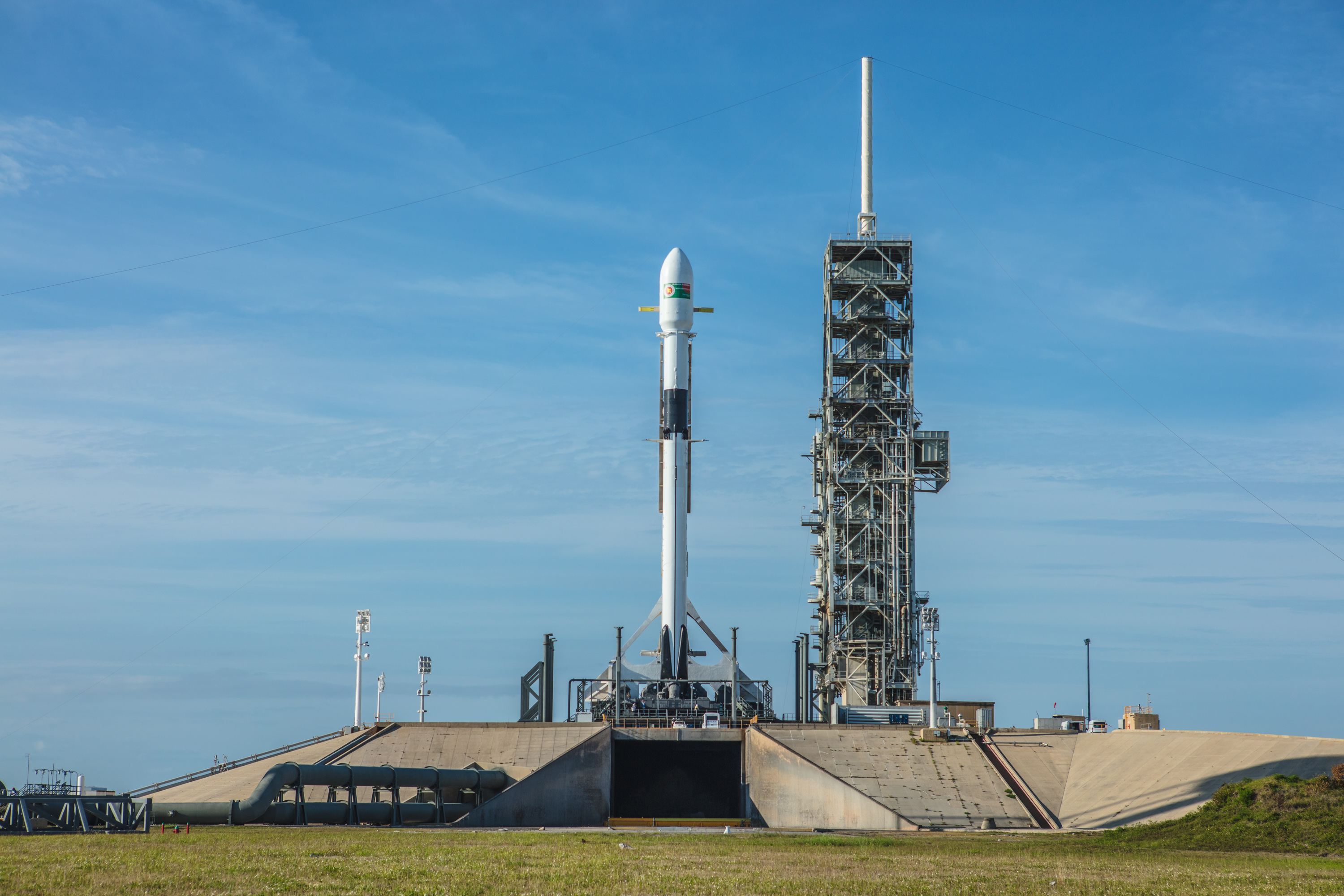 Falcon 9 Block 5 czekający na start z satelitą Bangabandhu-1 (Źródło: SpaceX)