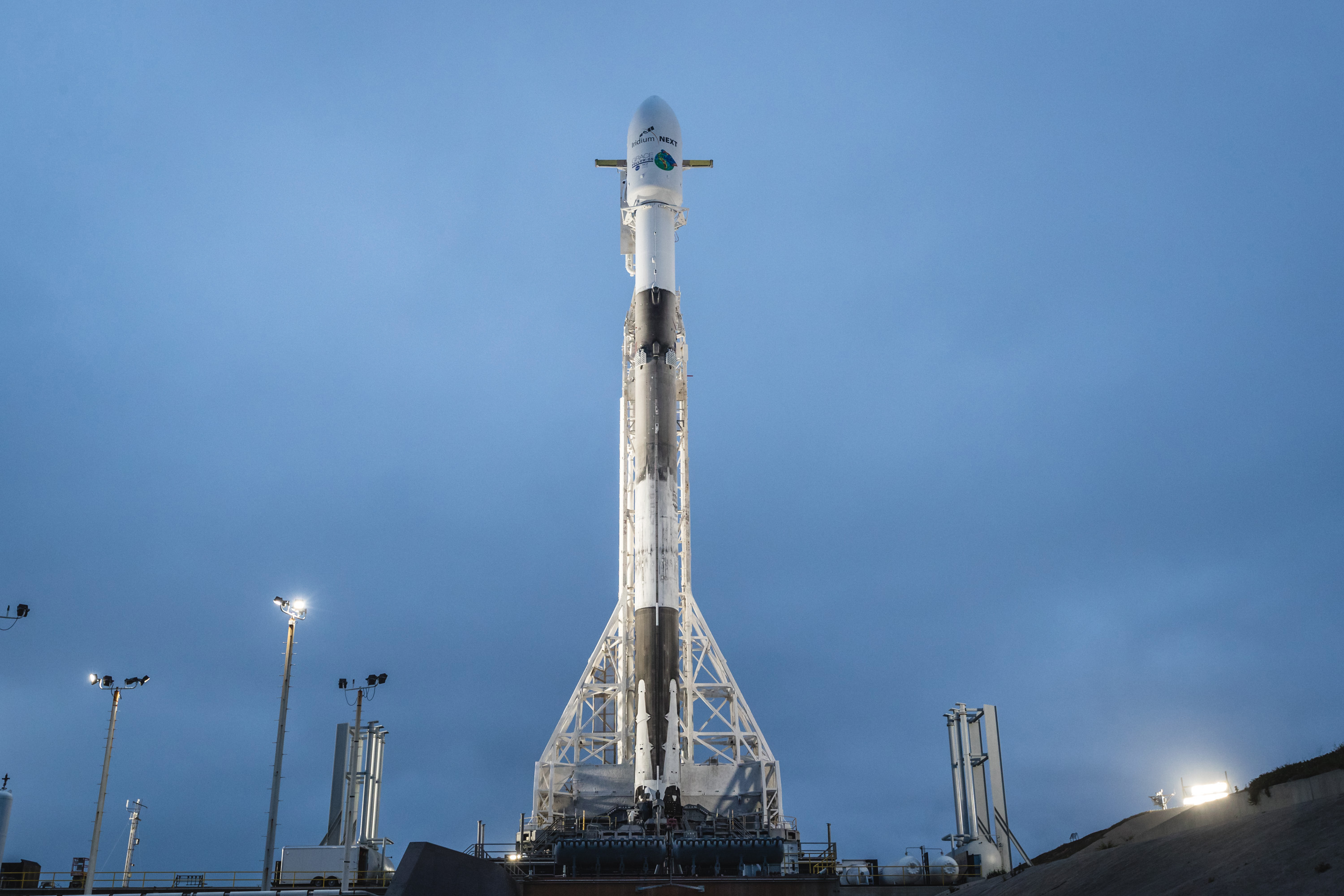Falcon 9 czekający na start z misją Iridium-6/GRACE-FO (Źródło: SpaceX)