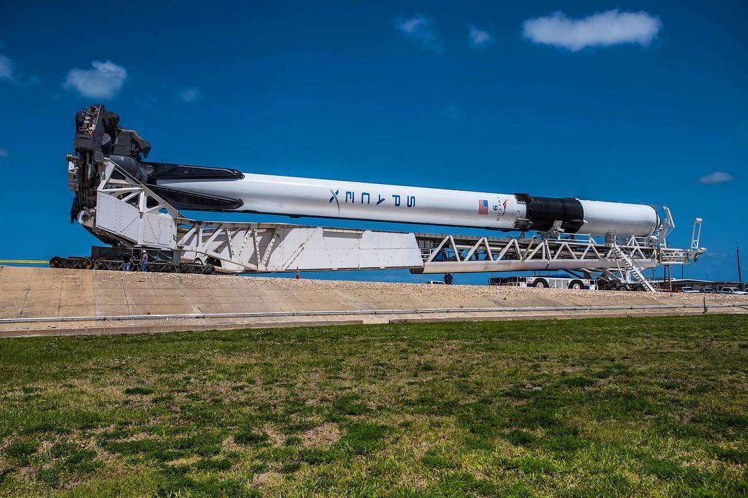 Pierwszy Falcon 9 v1.2 Block 5 w trakcie transportu na platformę startową przed testem statycznym (Źródło: Elon Musk)