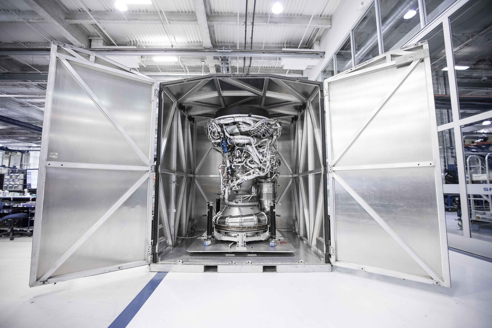 Silnik Merlin 1D Vacuum przygotowywany do transportu (Źródło: SpaceX)