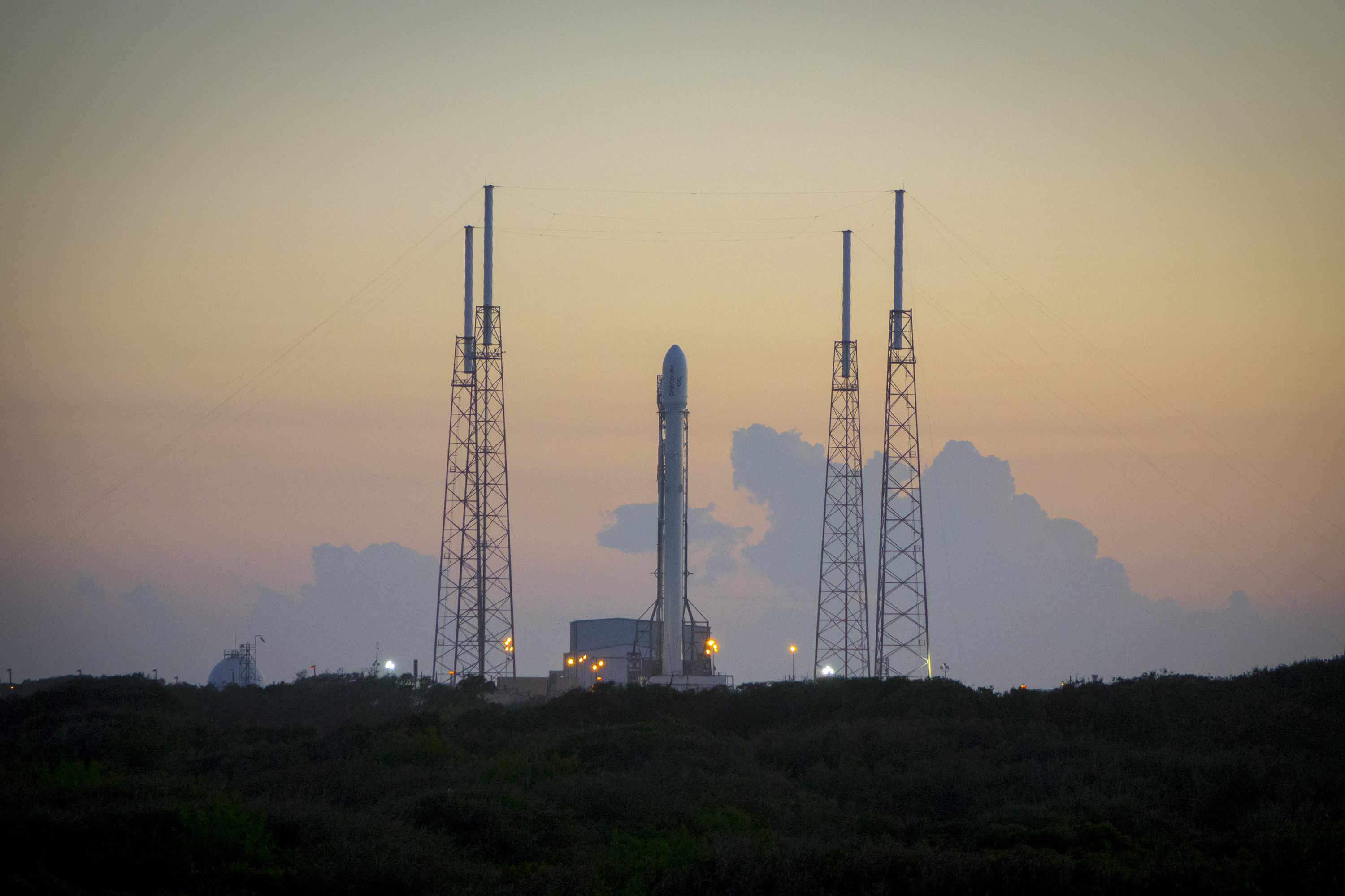 Falcon 9 Full Thrust na platformie SLC-40 przed pierwszym startem (Źródło: SpaceX)