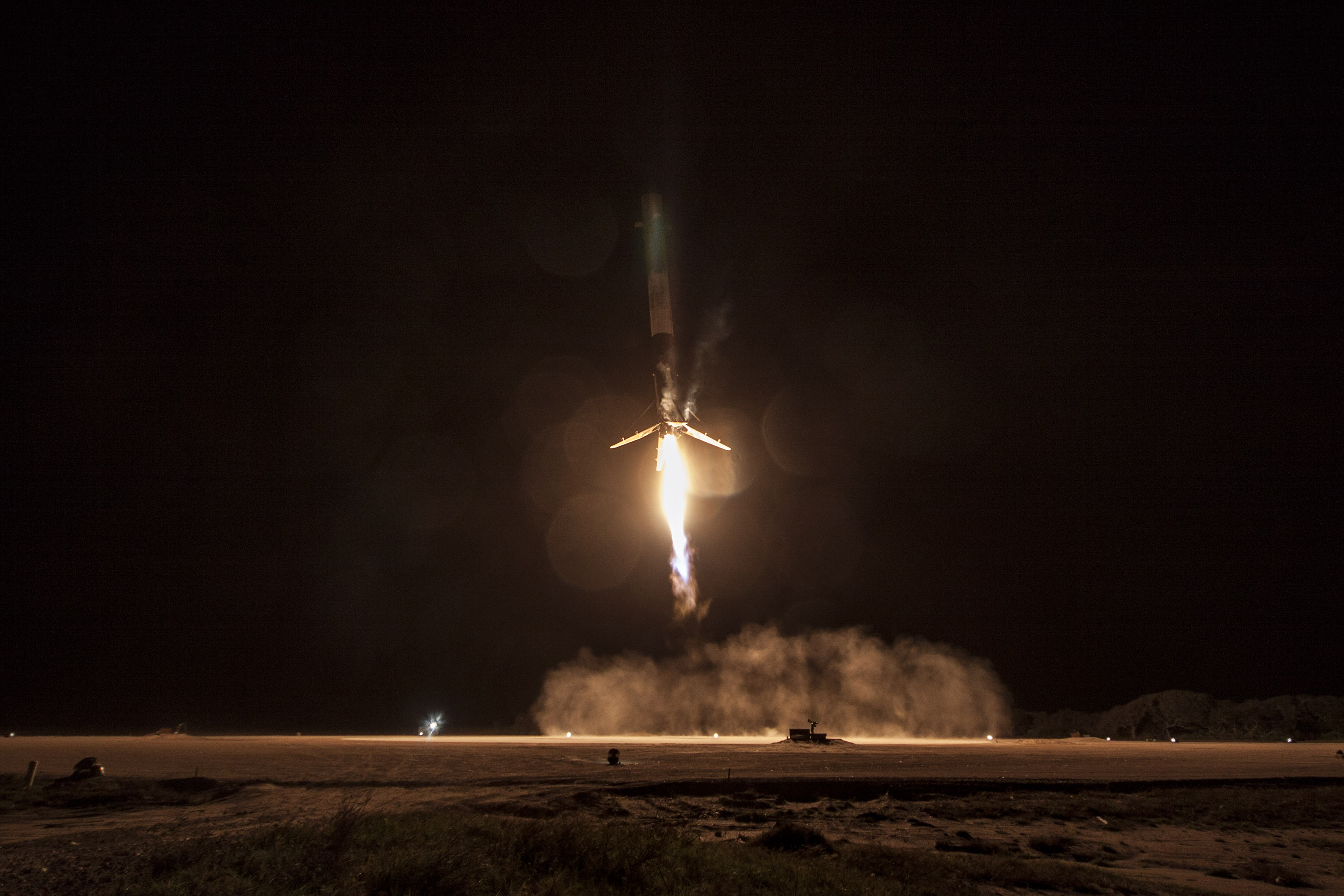 Pierwsze udane lądowanie Falcona 9 po misji ORBCOMM-2 (Źródło: SpaceX)