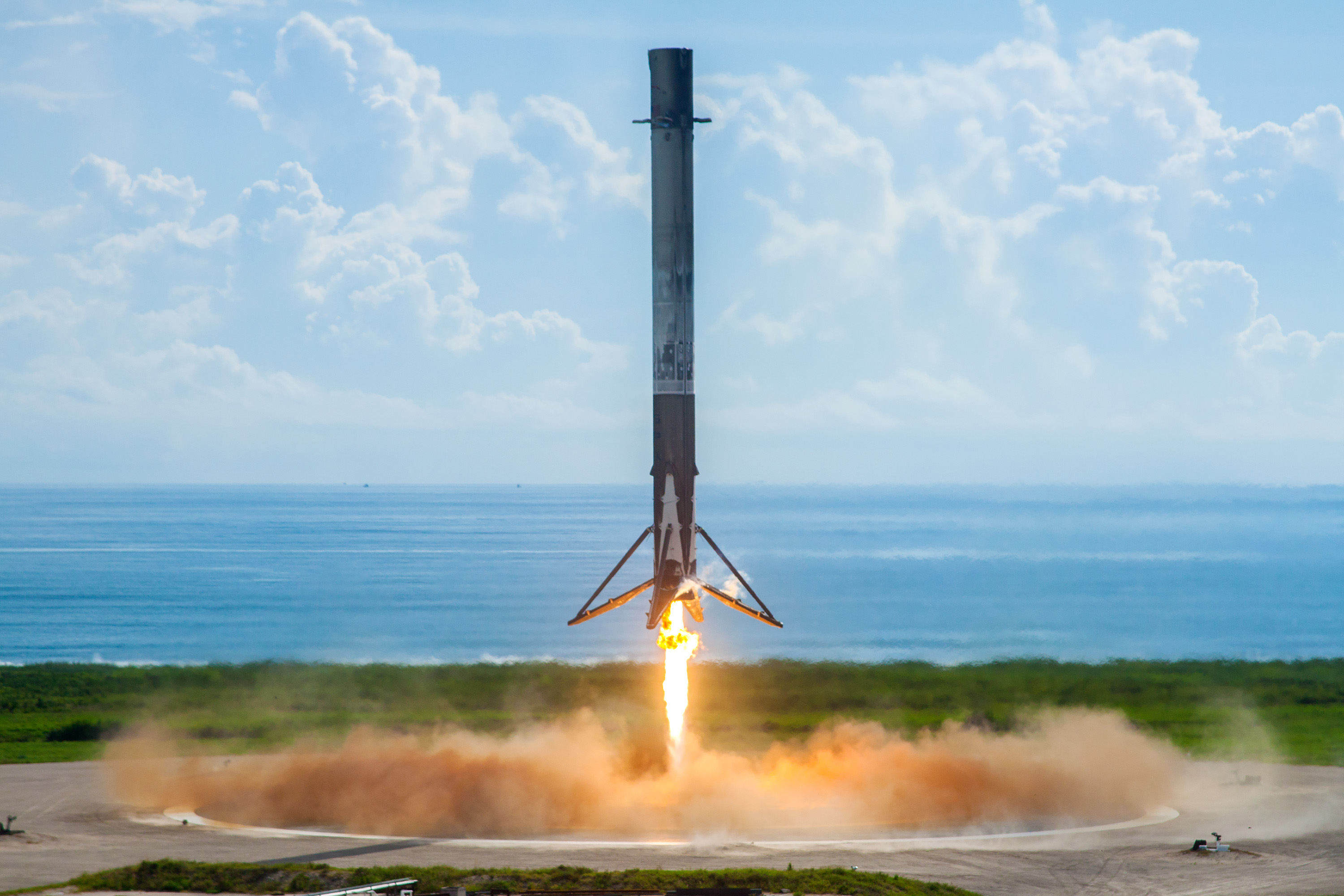 Lądowanie pierwszego stopnia rakiety Falcon 9 po misji OTV-5 we wrześniu 2017 roku (Źródło: SpaceX)