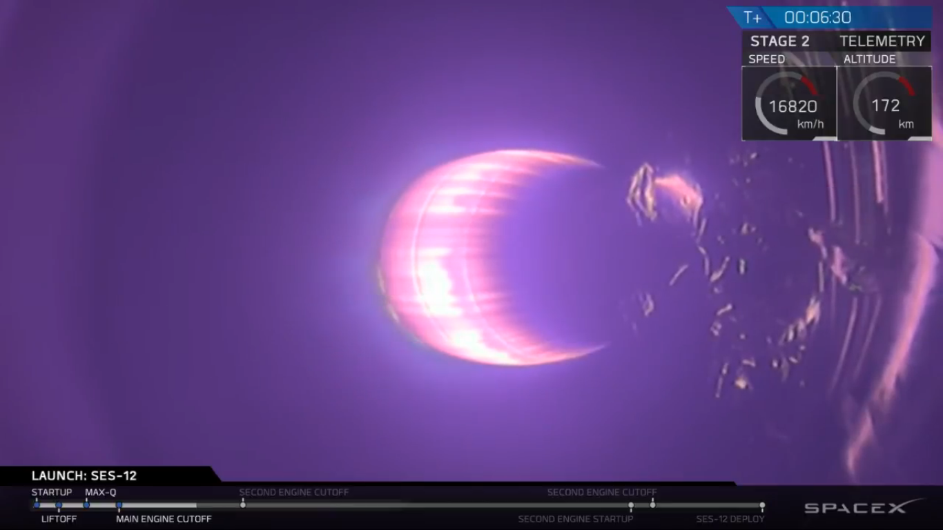 Silnik Merlin 1D Vacuum w drugim stopniu rakiety Falcon 9 podczas startu z satelitą SES-12 (Źródło: SpaceX)