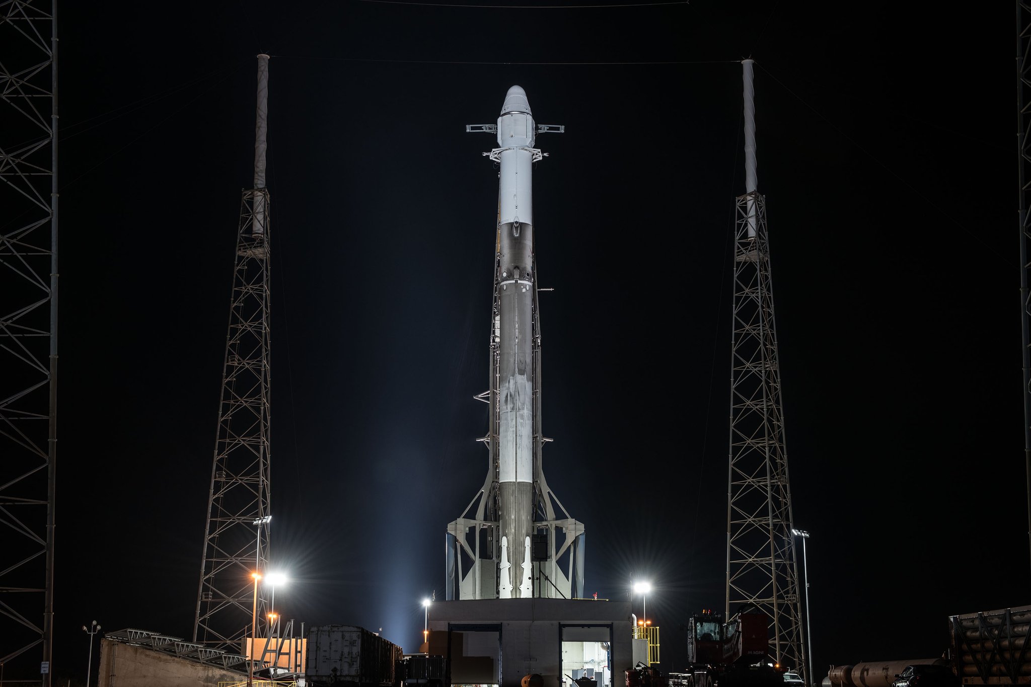 Falcon 9 przed startem z misją CRS-15 (Źródło: SpaceX)