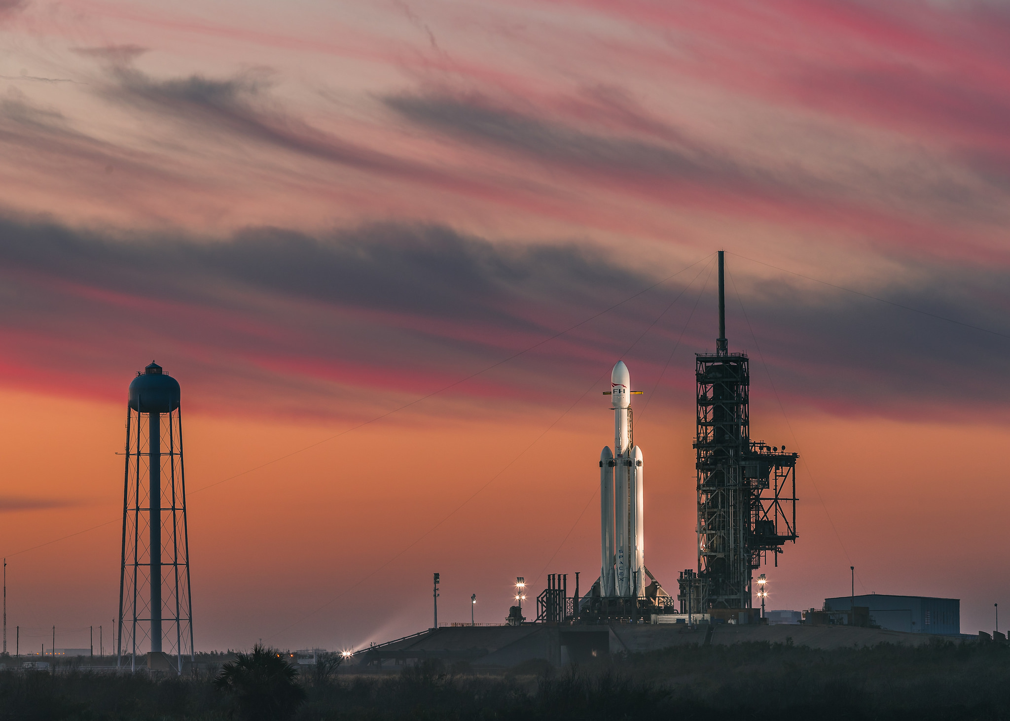 Falcon Heavy przed startem z misją demonstracyjną (Źródło: SpaceX)