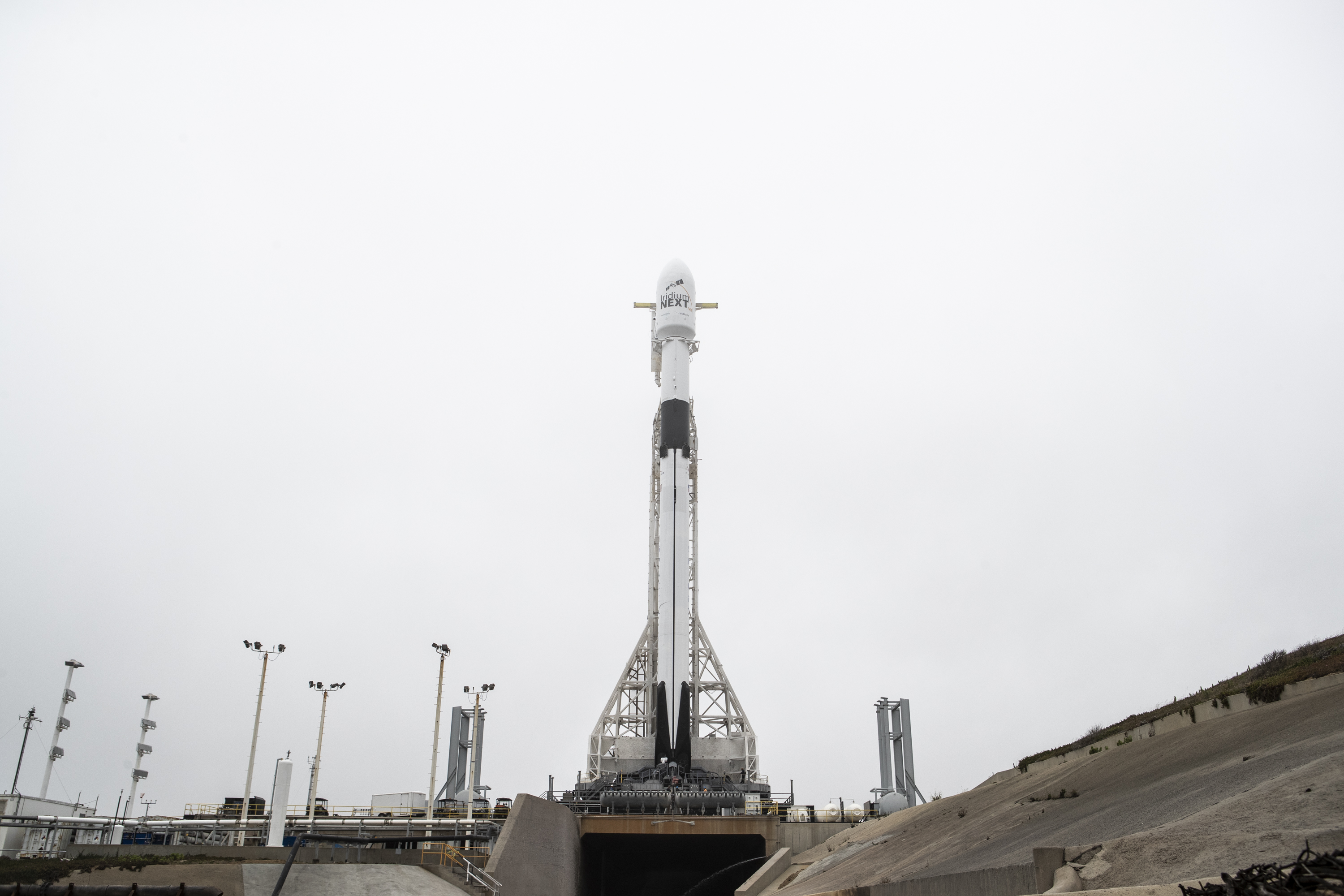 Falcon 9 Block 5 przed startem z misją Iridium-7 (Źródło: SpaceX)