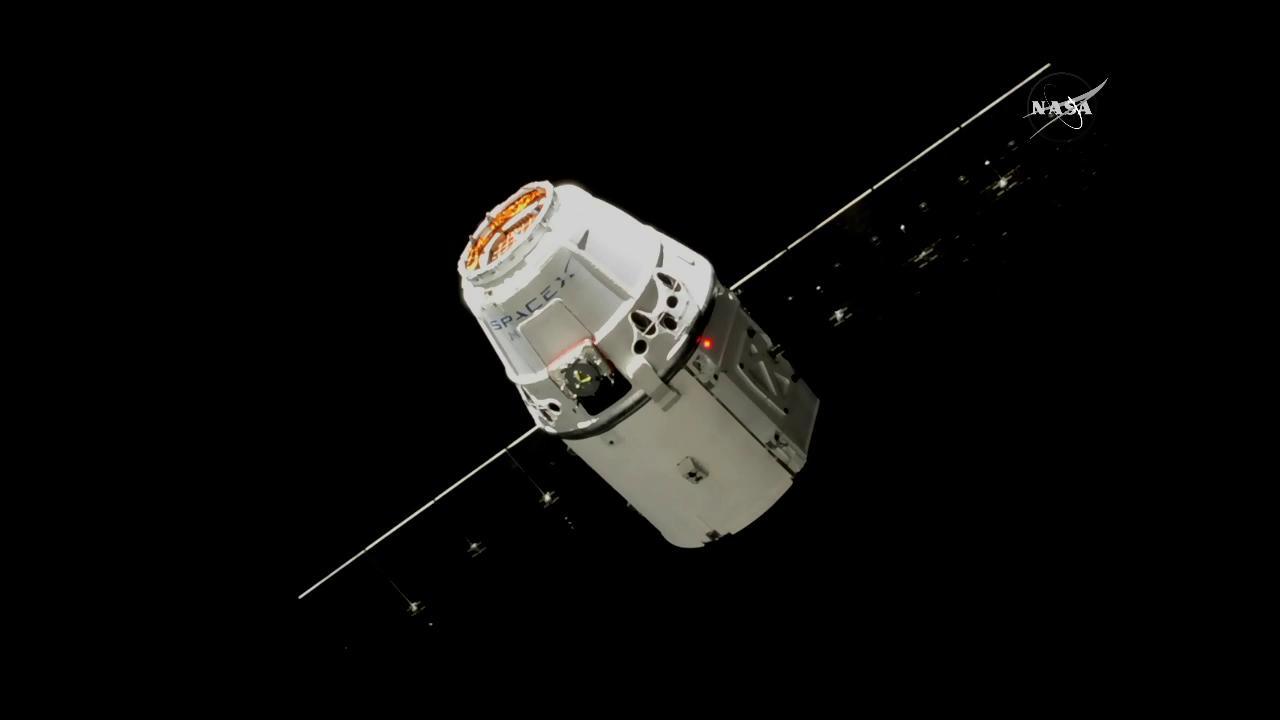 Statek towarowy Dragon przed dokowaniem do ISS w ramach misji CRS-15 (Źródło: NASA TV)