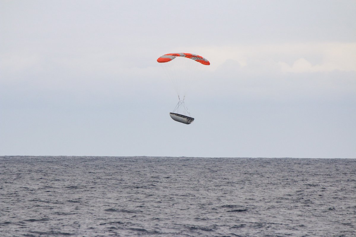 Połowa osłony ładunku powracająca na Ziemię podczas próby odzysku (Źródło: SpaceX)