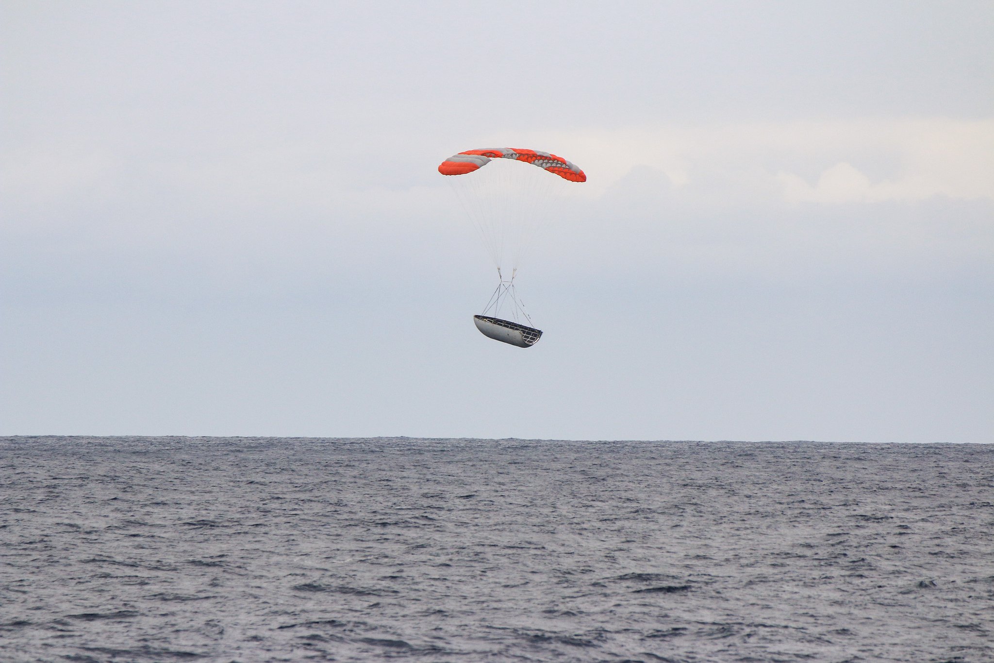 Osłona ładunku z misji Iridium/GRACE-FO podczas próby odzysku (Źródło: SpaceX)