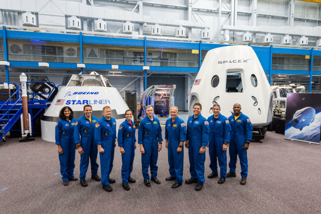 Astronauci, którzy wezmą udział w pierwszych komercyjnych misjach załogowych (Źródło: NASA)