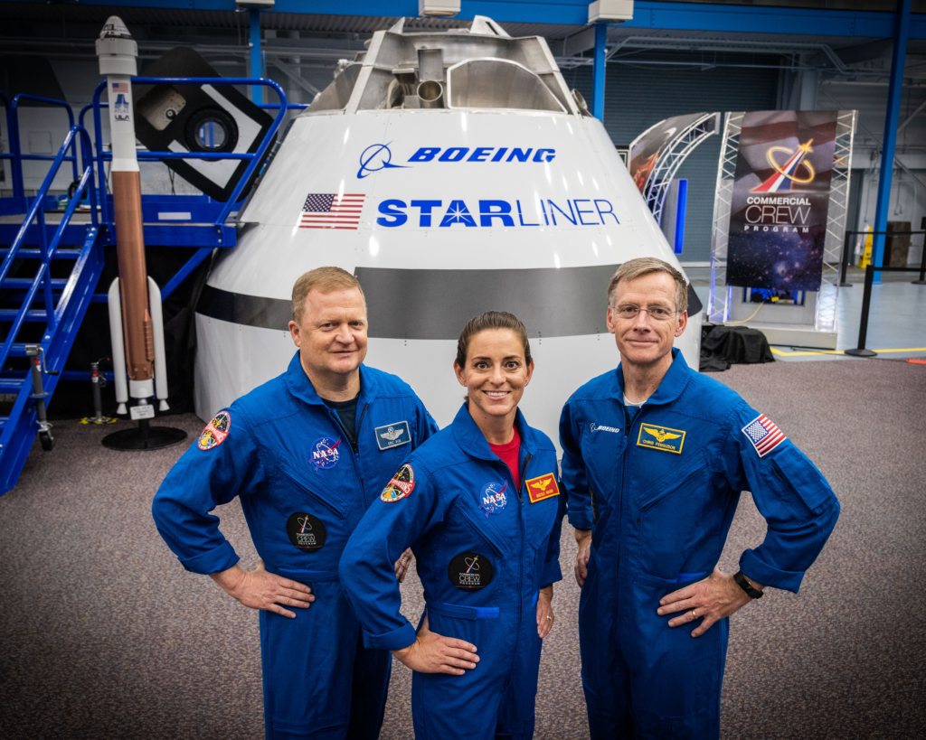 Astronauci Eric Boe, Nicole Mann oraz Christopher Ferguson na tle kapsuły CST-100 Starliner (Źródło: NASA)