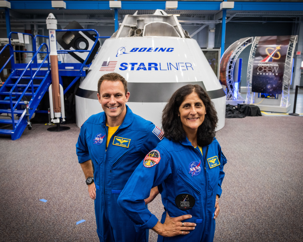 Astronauci Josh Cassada oraz Sunita Williams na tle kapsuły CST-100 Starliner (Źródło: NASA)