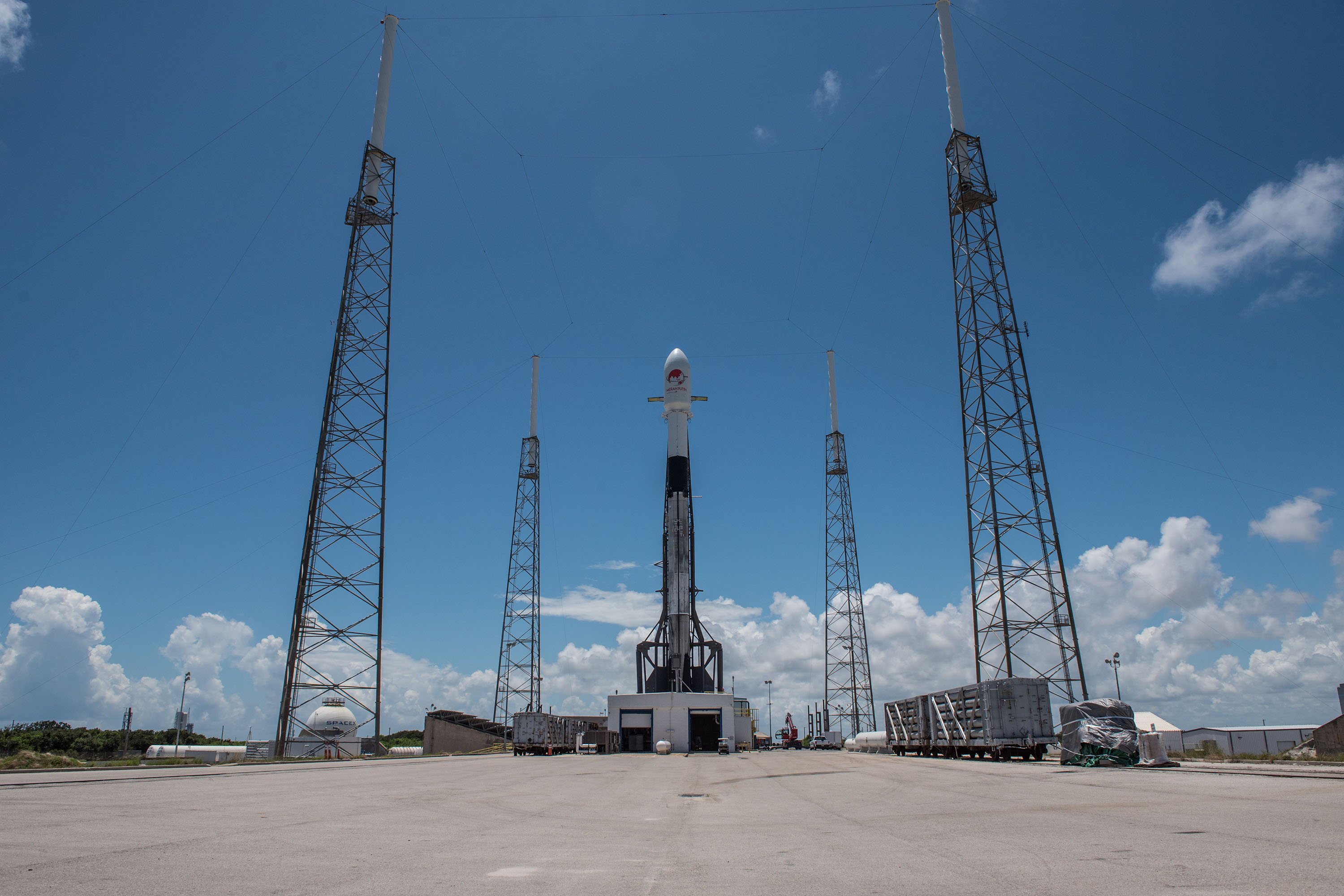 Rakieta Falcon 9 przed startem z misją Merah Putih (Źródło: SpaceX)