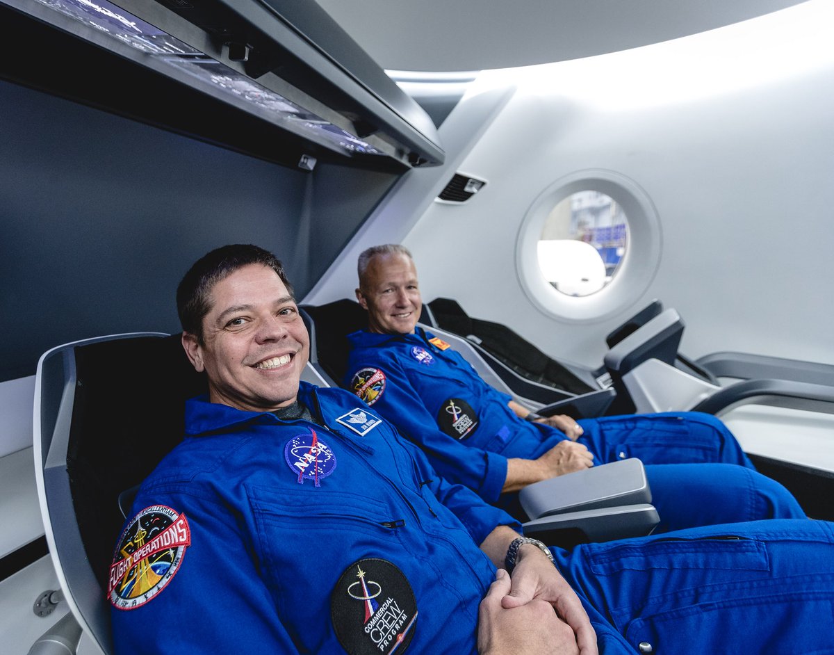 Astronauci NASA Robert Behnken oraz Douglas Hurley we wnętrzu statku Dragon (Źródło: SpaceX)