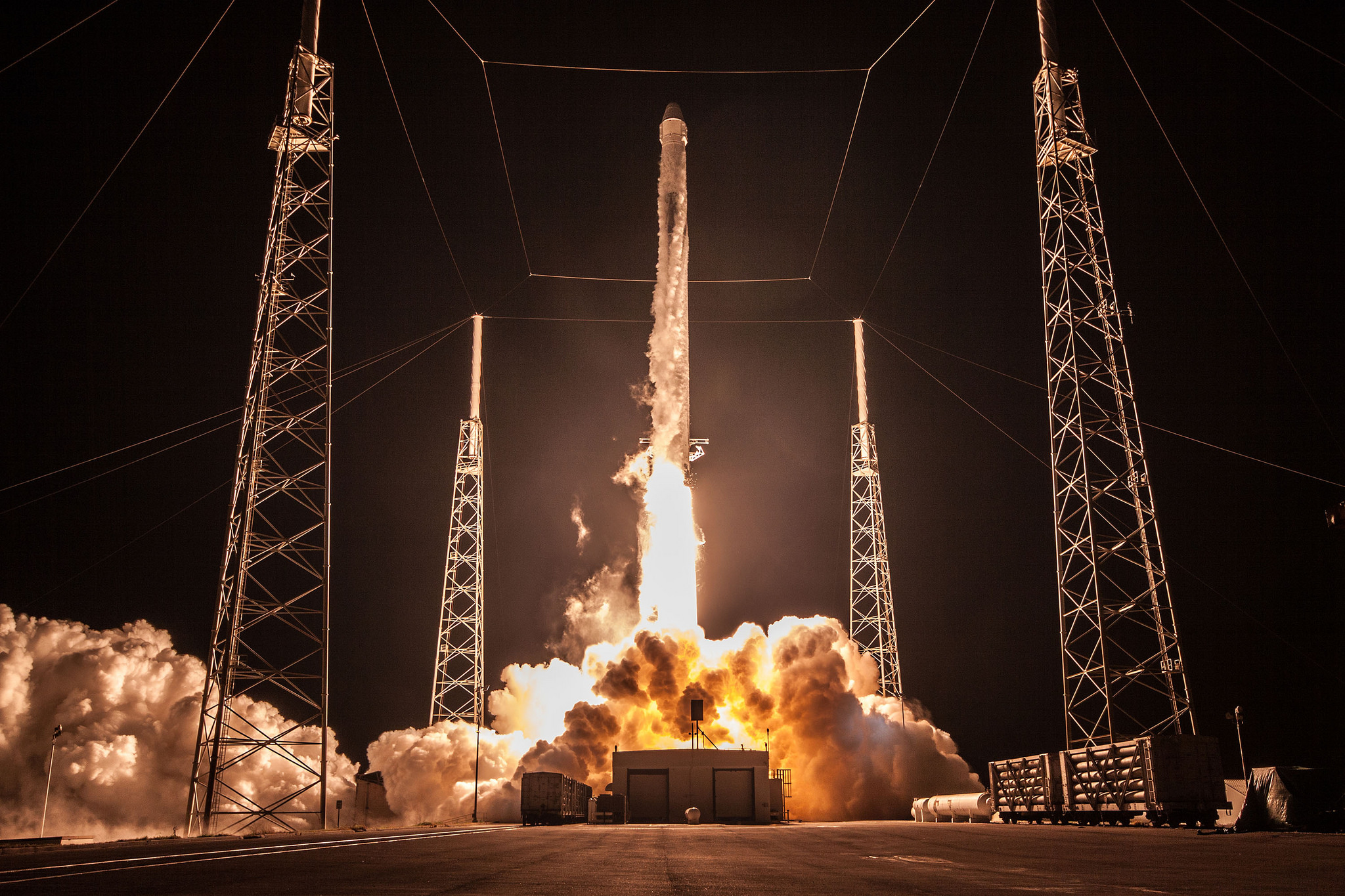Start rakiety Falcon 9 ze statkiem transportowym Dragon podczas misji CRS-15 (Źródło SpaceX)
