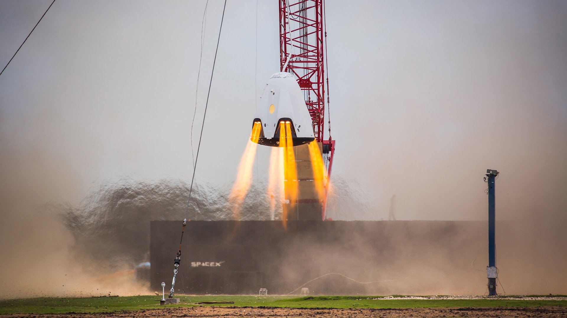 Test silników SuperDraco (Źródło: SpaceX)
