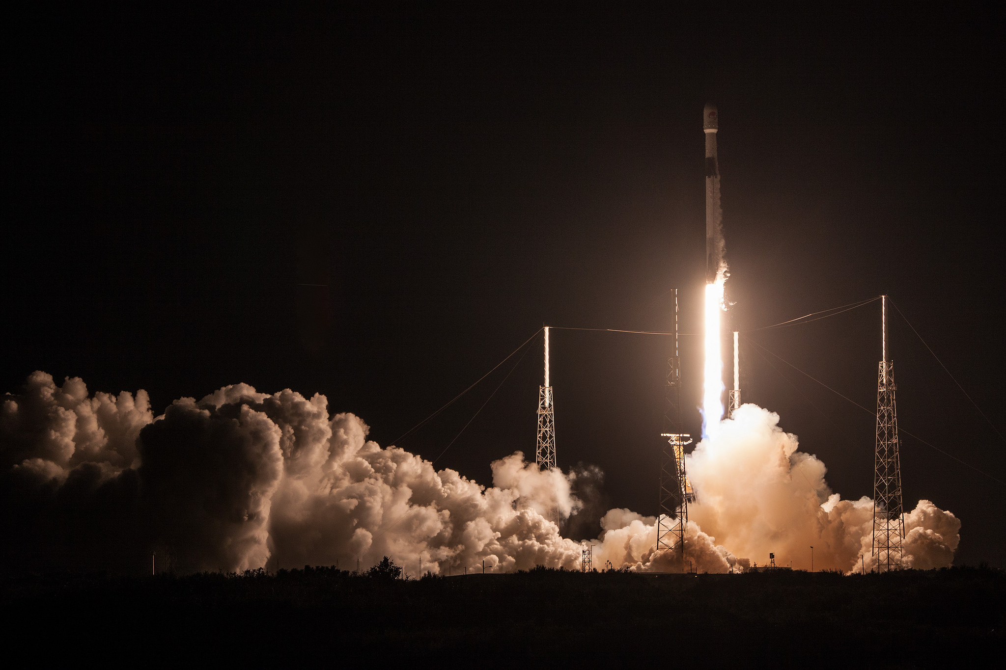 Rakieta Falcon 9 podczas startu z satelitą Merah Putih (Źródło: SpaceX)