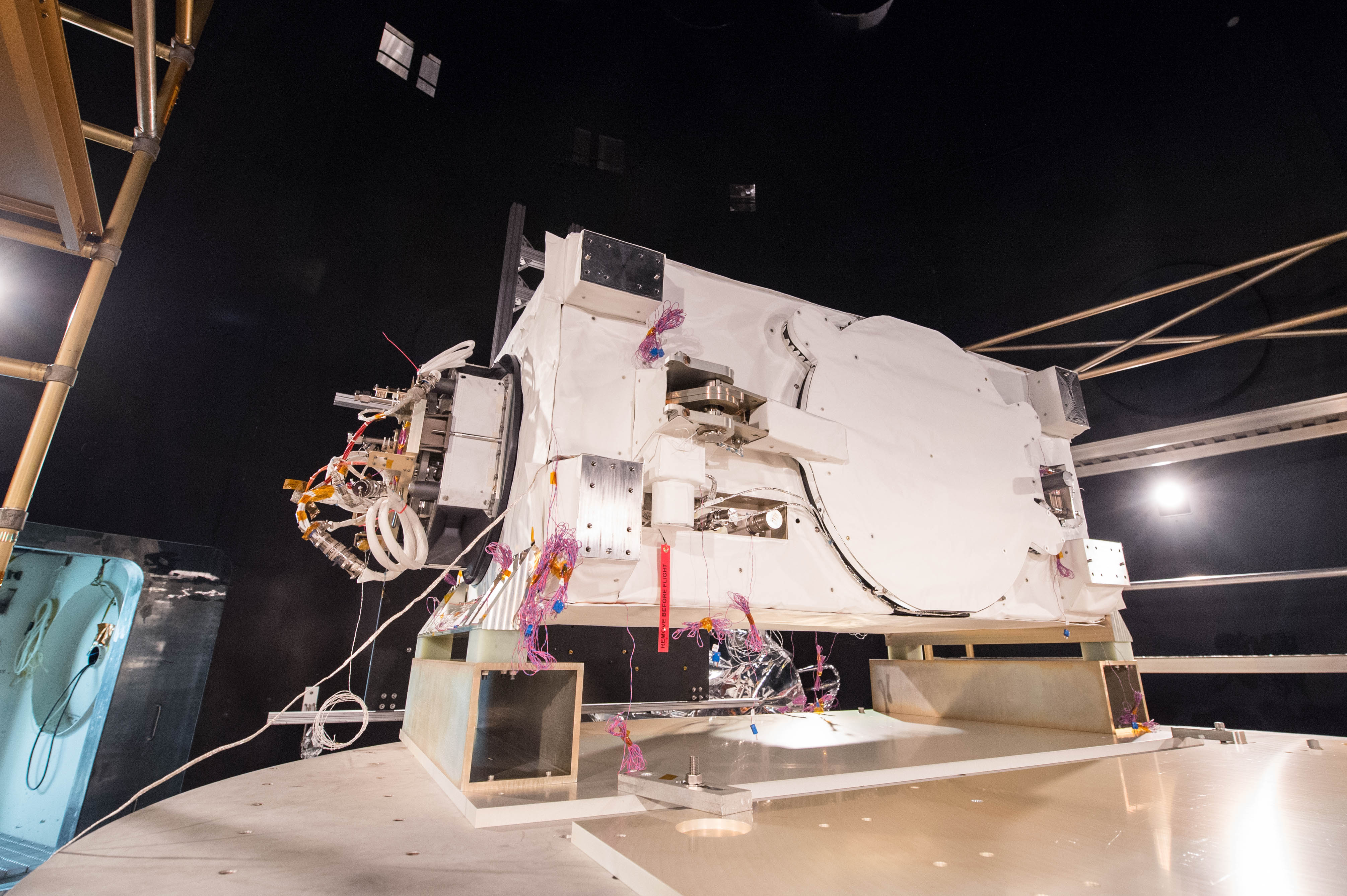 Instrument GEDI podczas testów w komorze symulującej warunki panujące w kosmosie (Źródło: University of Maryland)