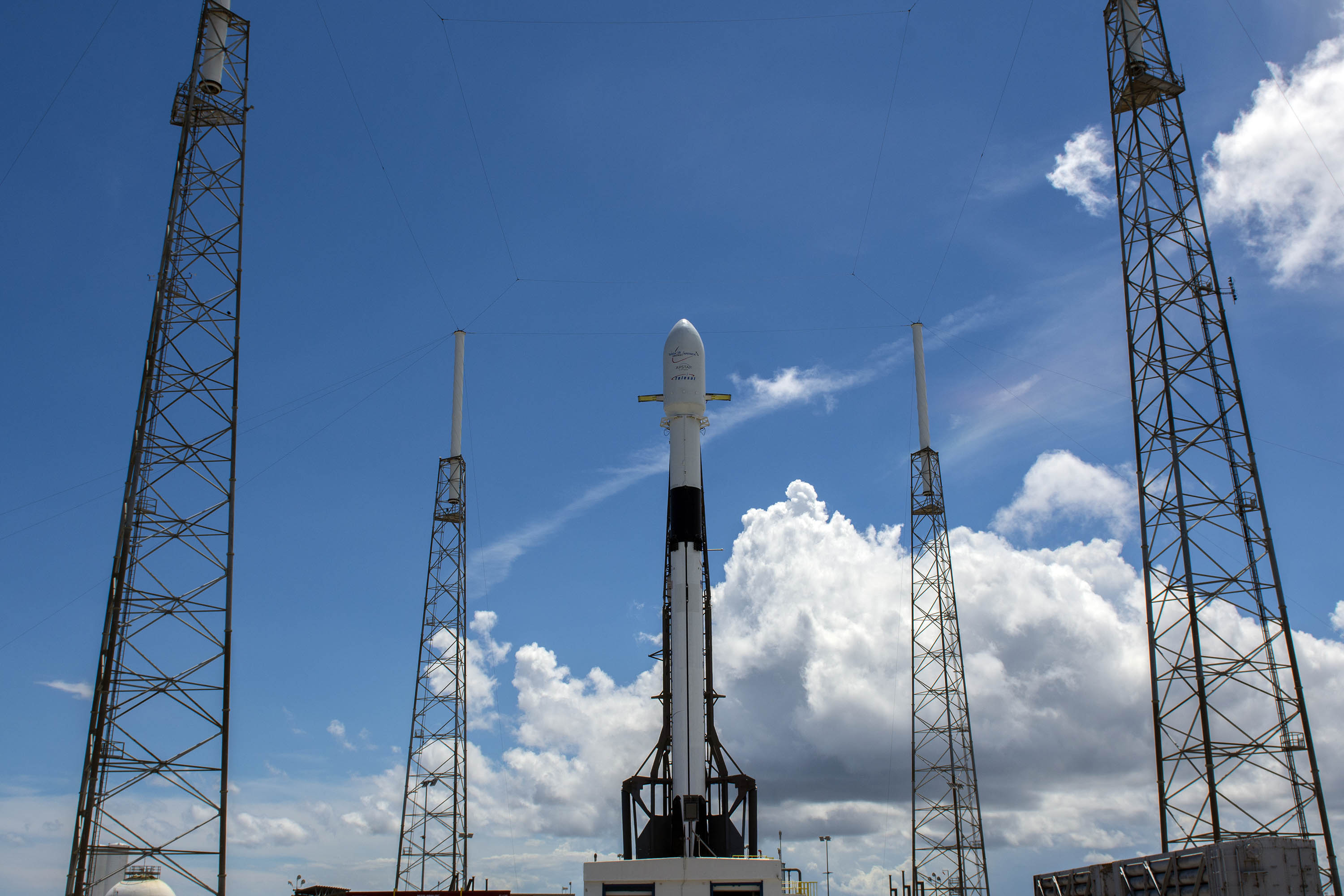 Rakieta Falcon 9 na platformie SLC-40 przed startem z misją Telstar 18 VANTAGE (Źródło: SpaceX)